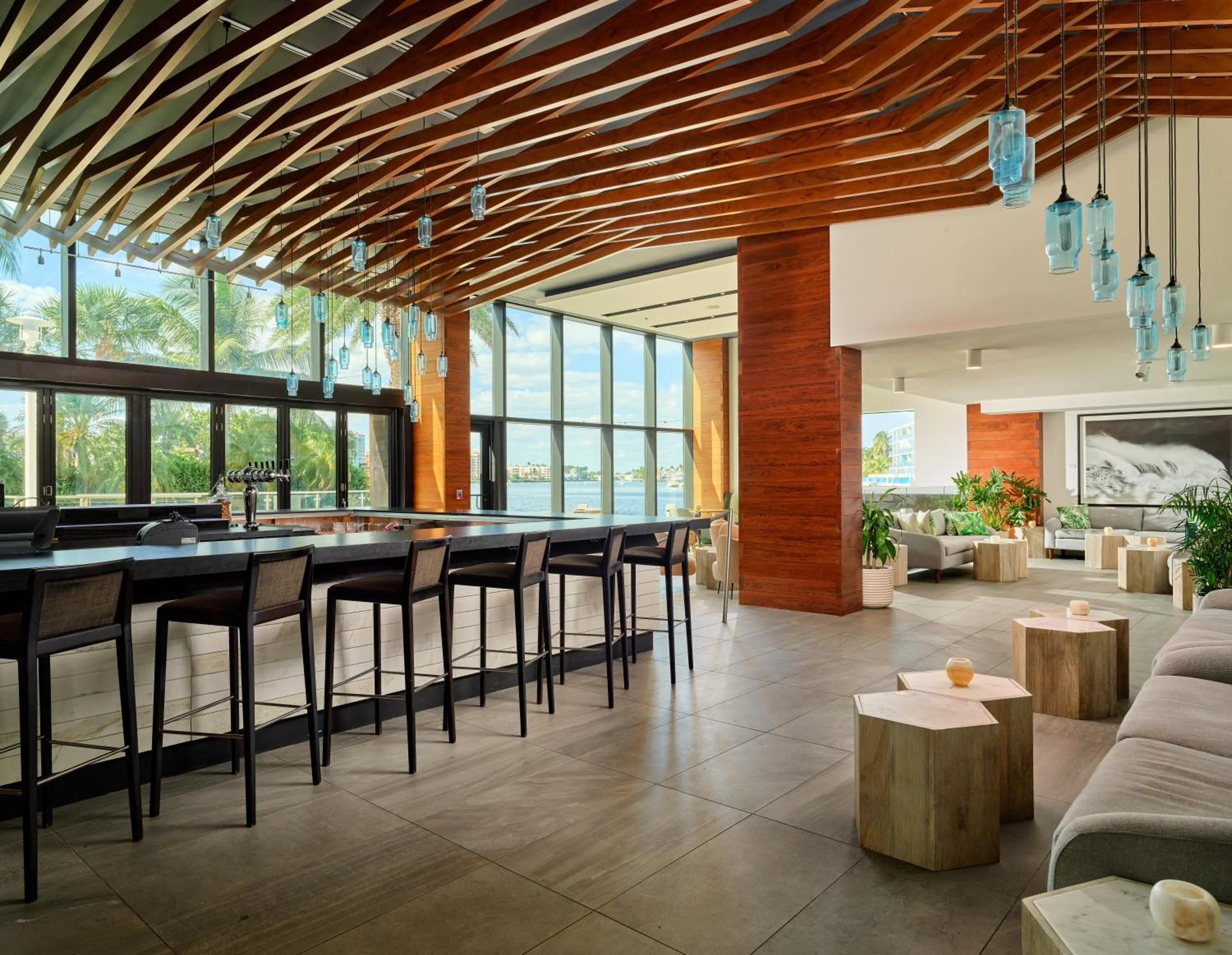 Lounge or bar in Waterstone Resort & Marina Boca Raton, Curio Collection by Hilton