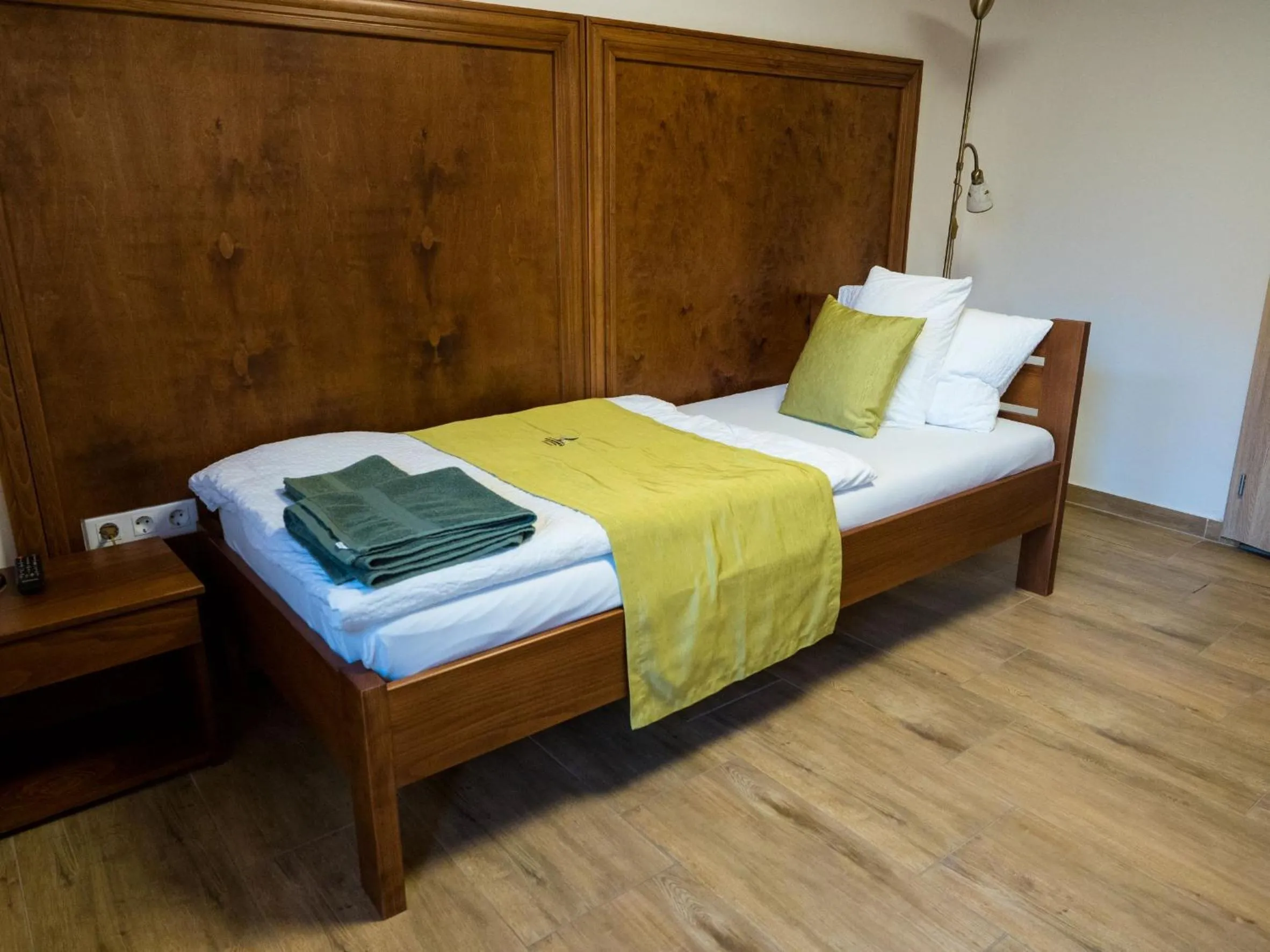 Bed in Mamutfenyő Panzió