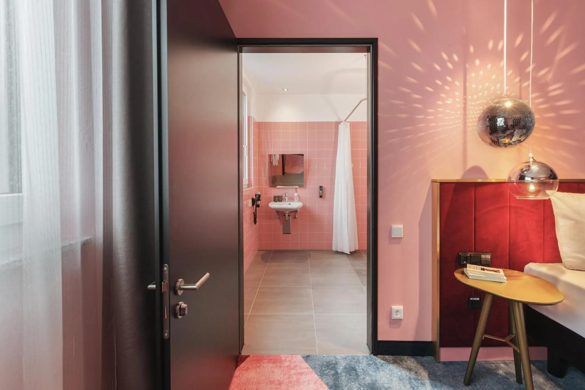 Bathroom in Holiday Inn - the niu, Loco Munich North by IHG