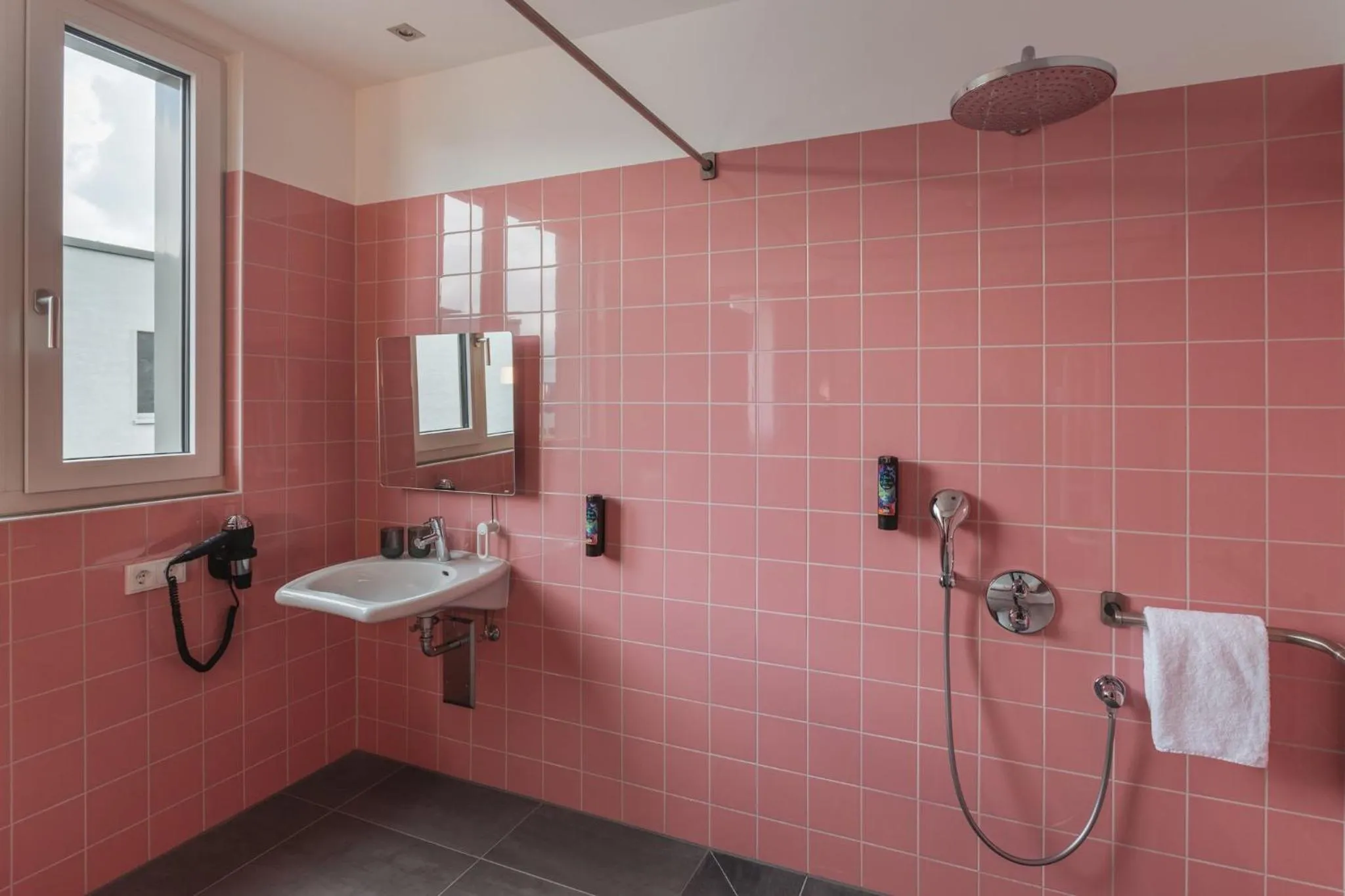 Bathroom in Holiday Inn - the niu, Loco Munich North by IHG