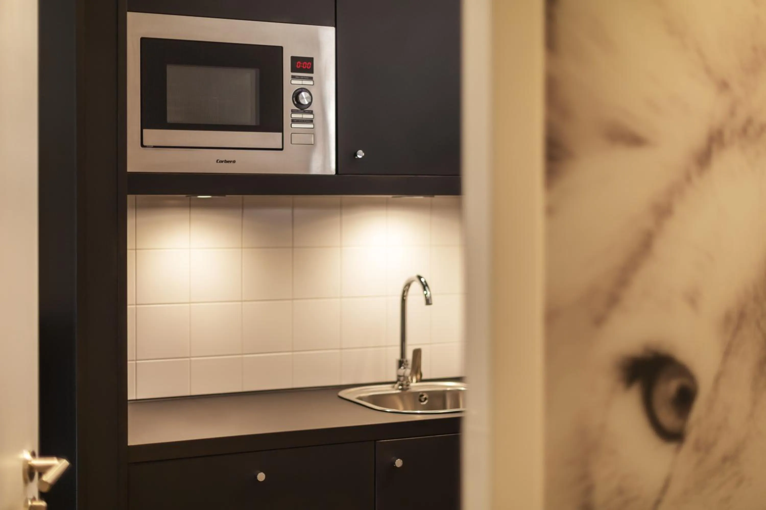 Kitchen or kitchenette in Holiday Inn - the niu, Leo Nuremberg by IHG