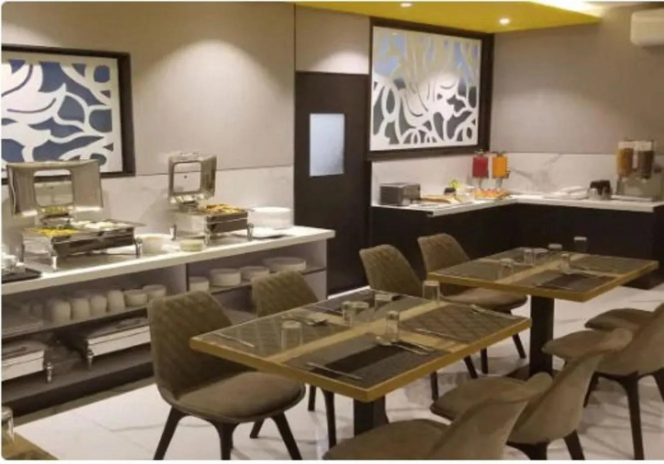 Restaurant/places to eat in Prime Grand Hotel, Mumbai