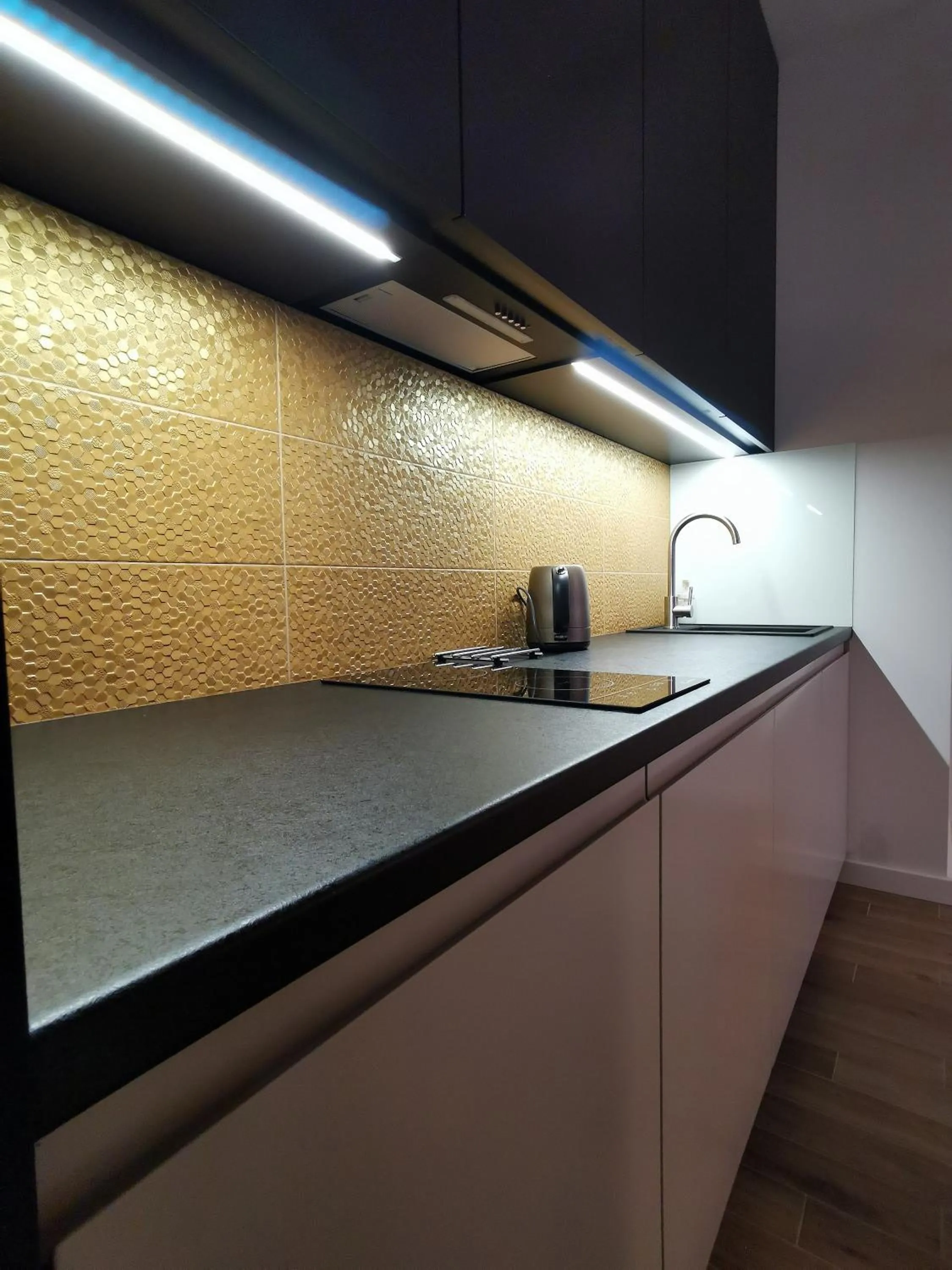 Kitchen or kitchenette in Come&Stay apartments Wola