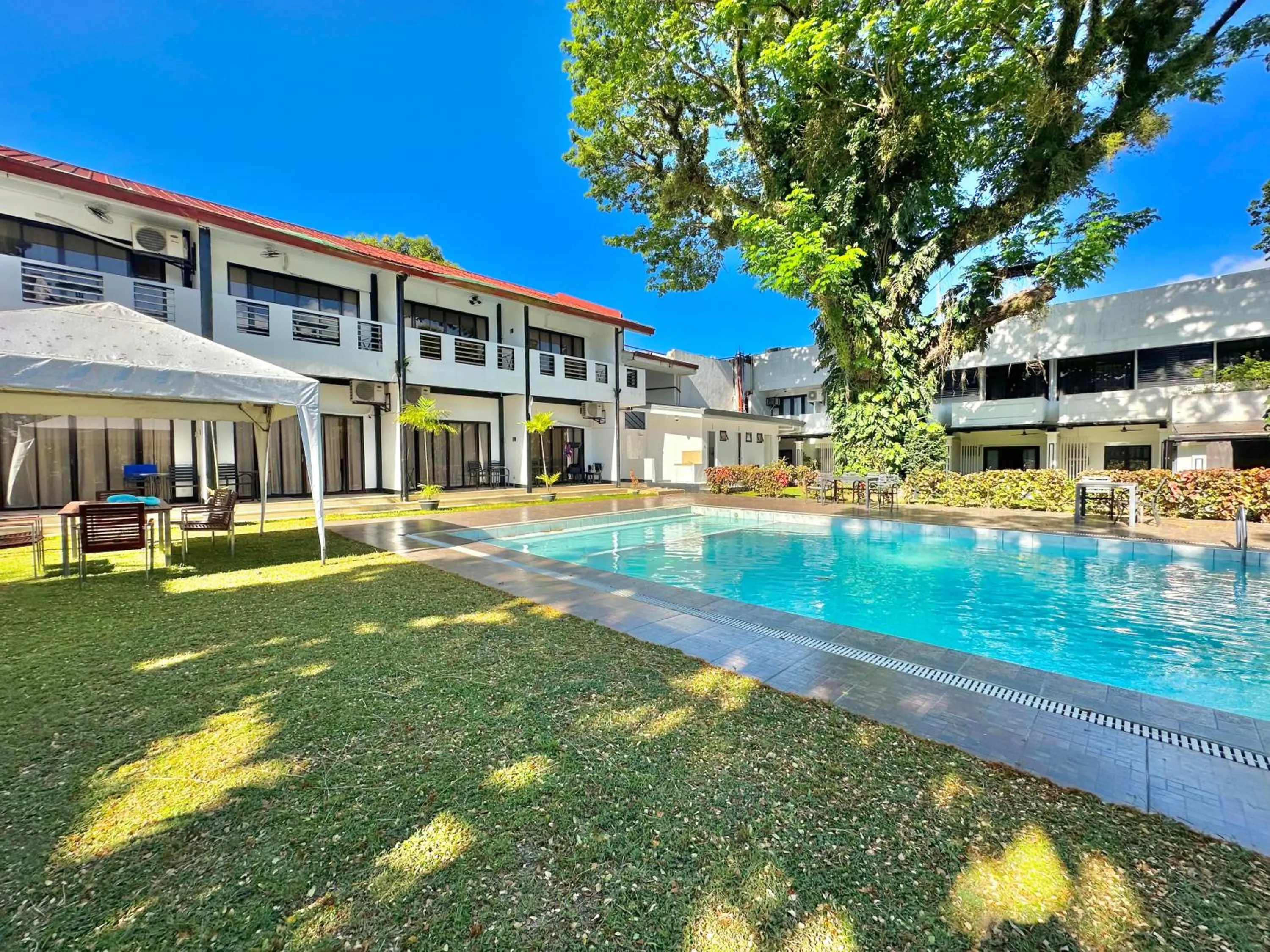 Guests in Fernando's Hotel