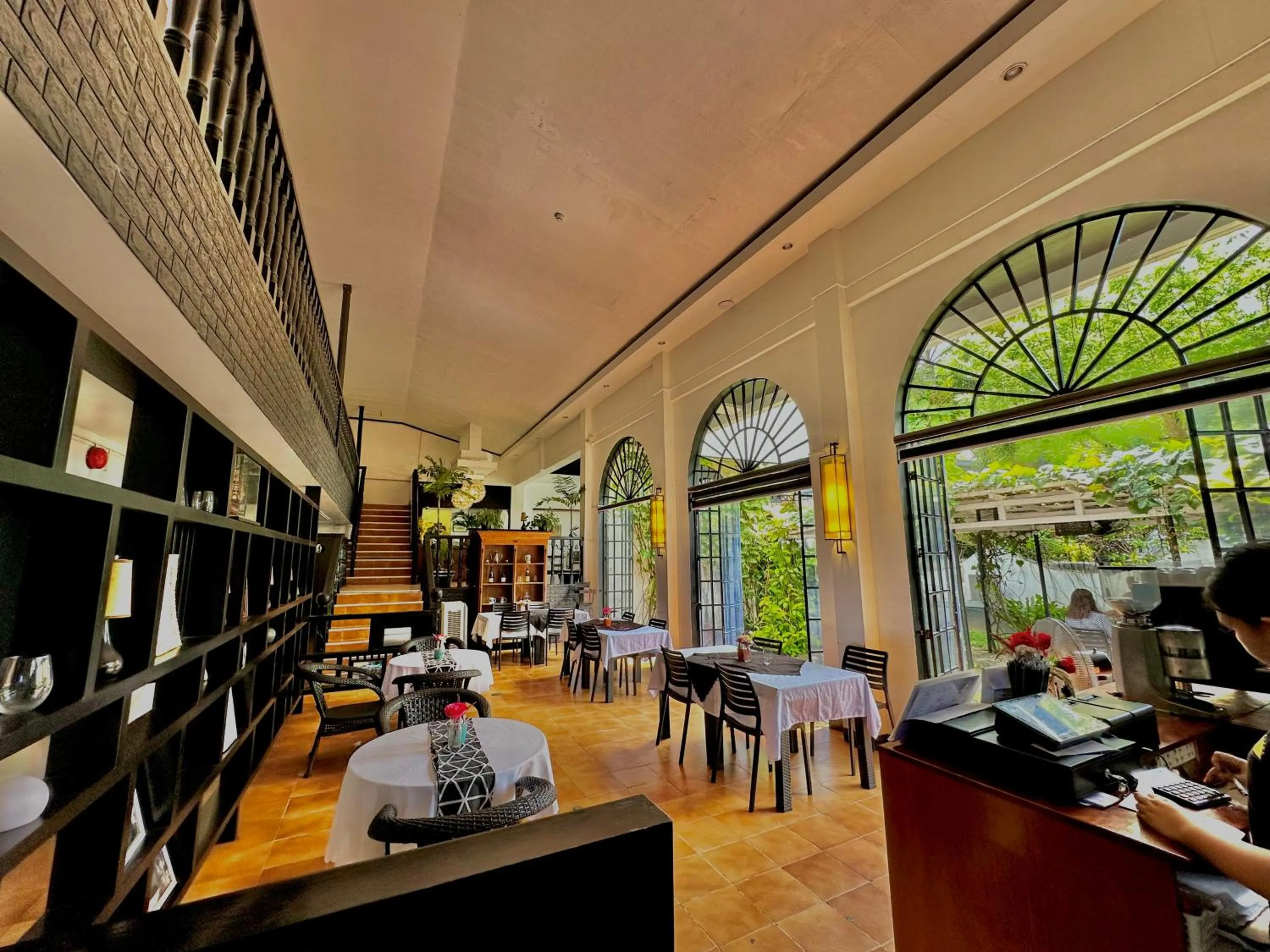 Restaurant/places to eat in Fernando's Hotel