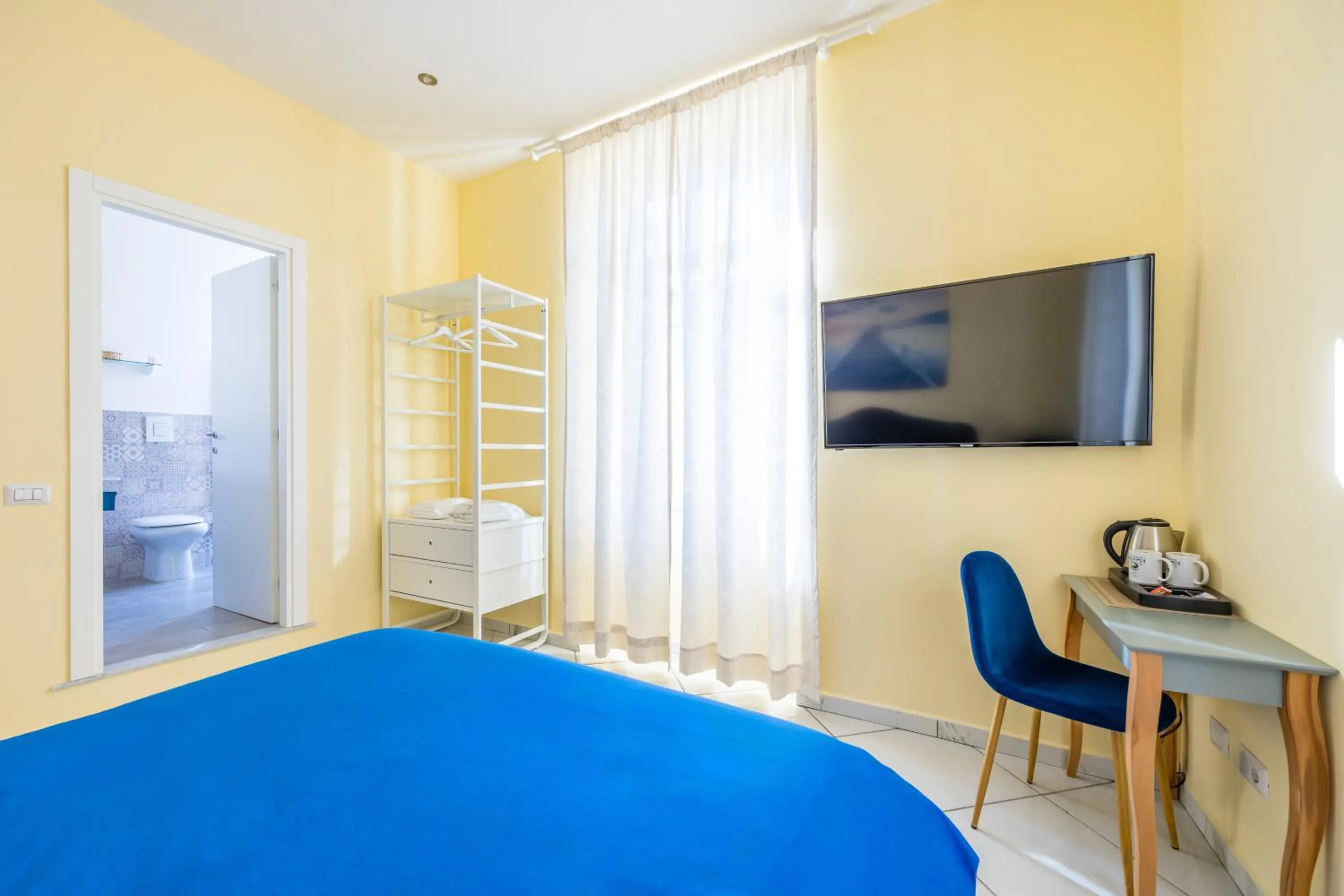 TV and multimedia, Bed in La Casa Di Bruno Napoli