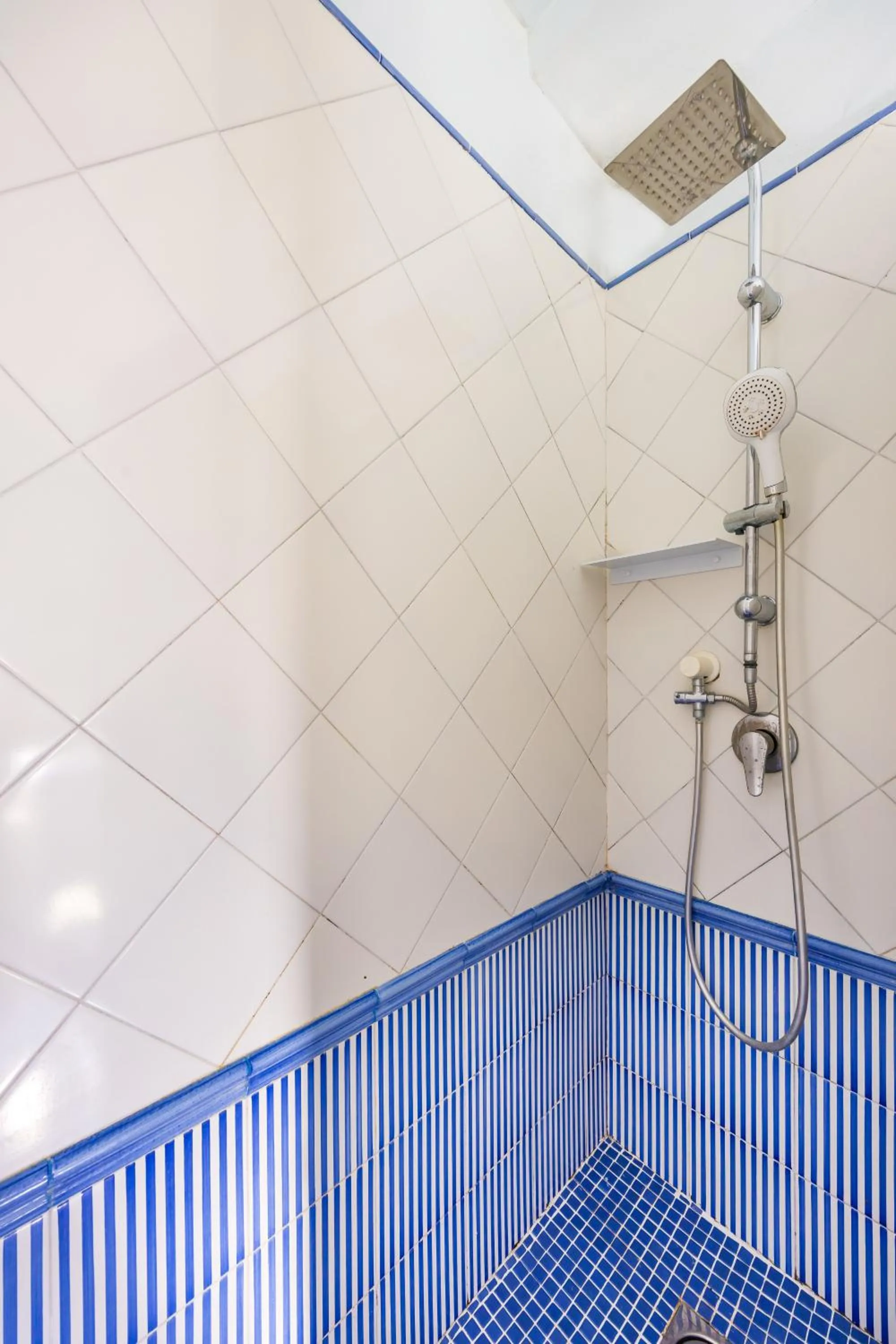 Shower in La Casa Di Bruno Napoli