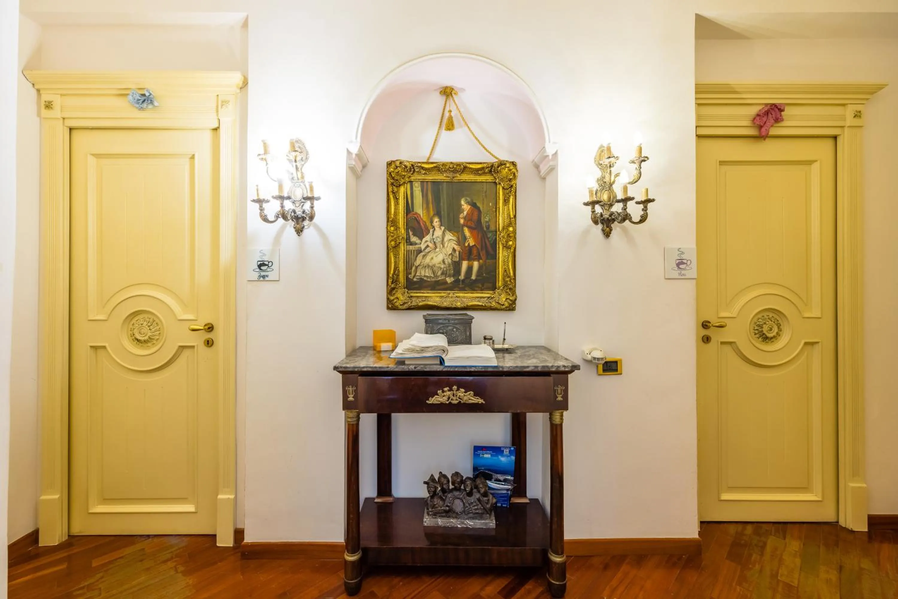 Facade/entrance in La Casa Di Bruno Napoli