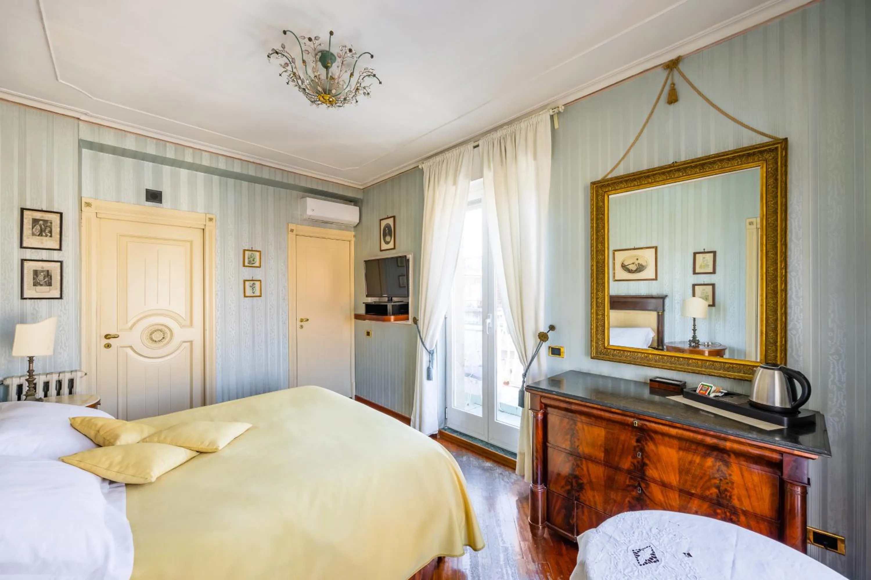 TV and multimedia, Bed in La Casa Di Bruno Napoli