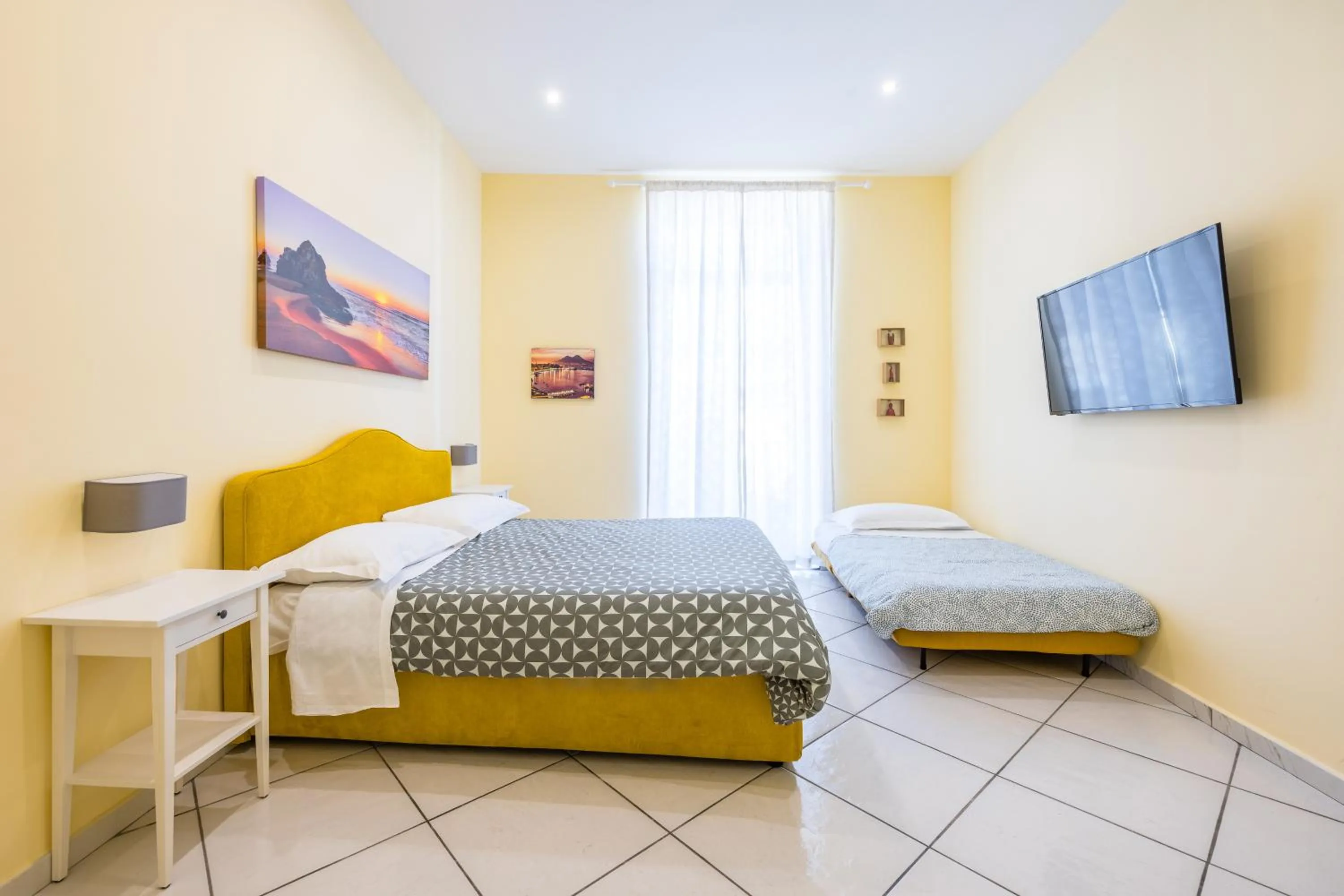 Photo of the whole room, Bed in La Casa Di Bruno Napoli