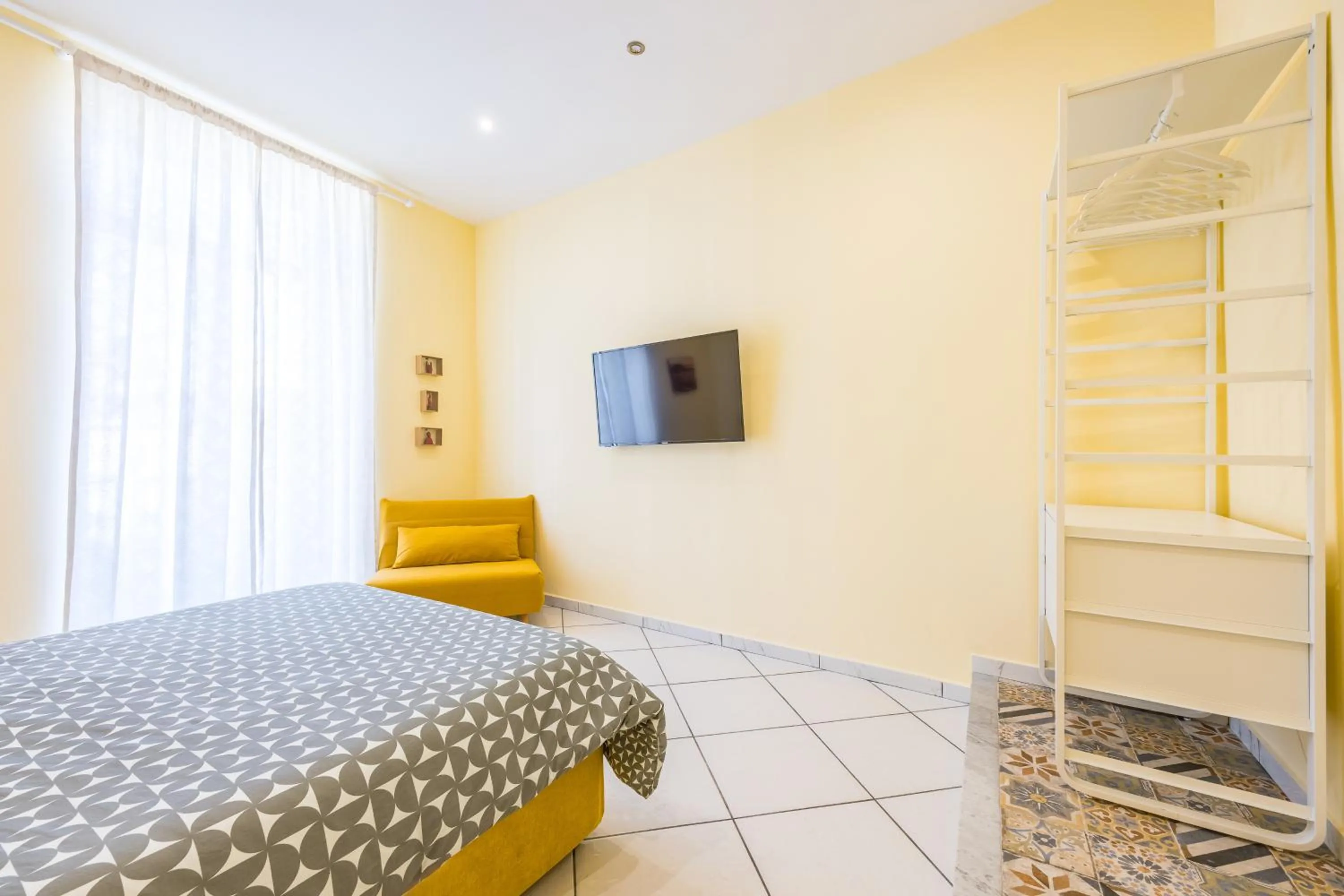 TV and multimedia, Bed in La Casa Di Bruno Napoli