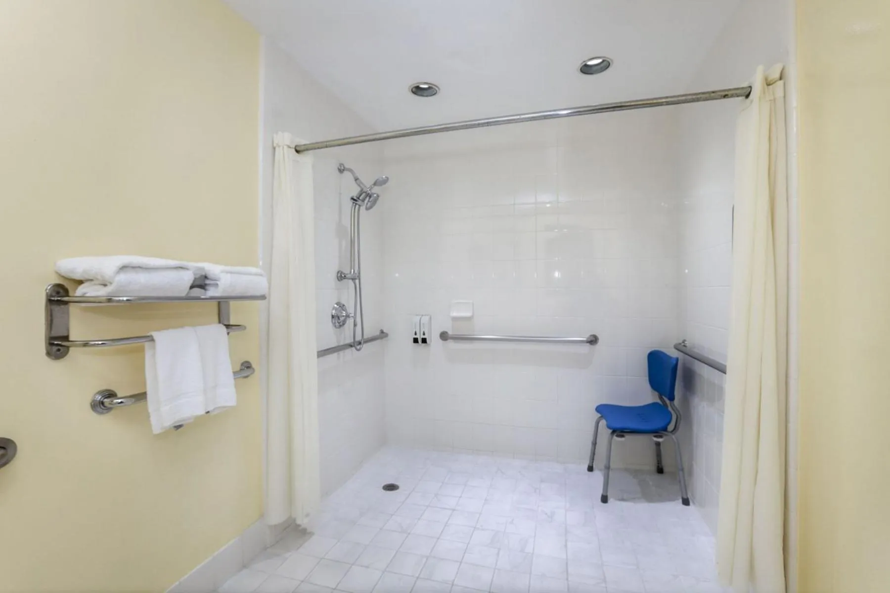 Bathroom in Campbell Inn Hotel