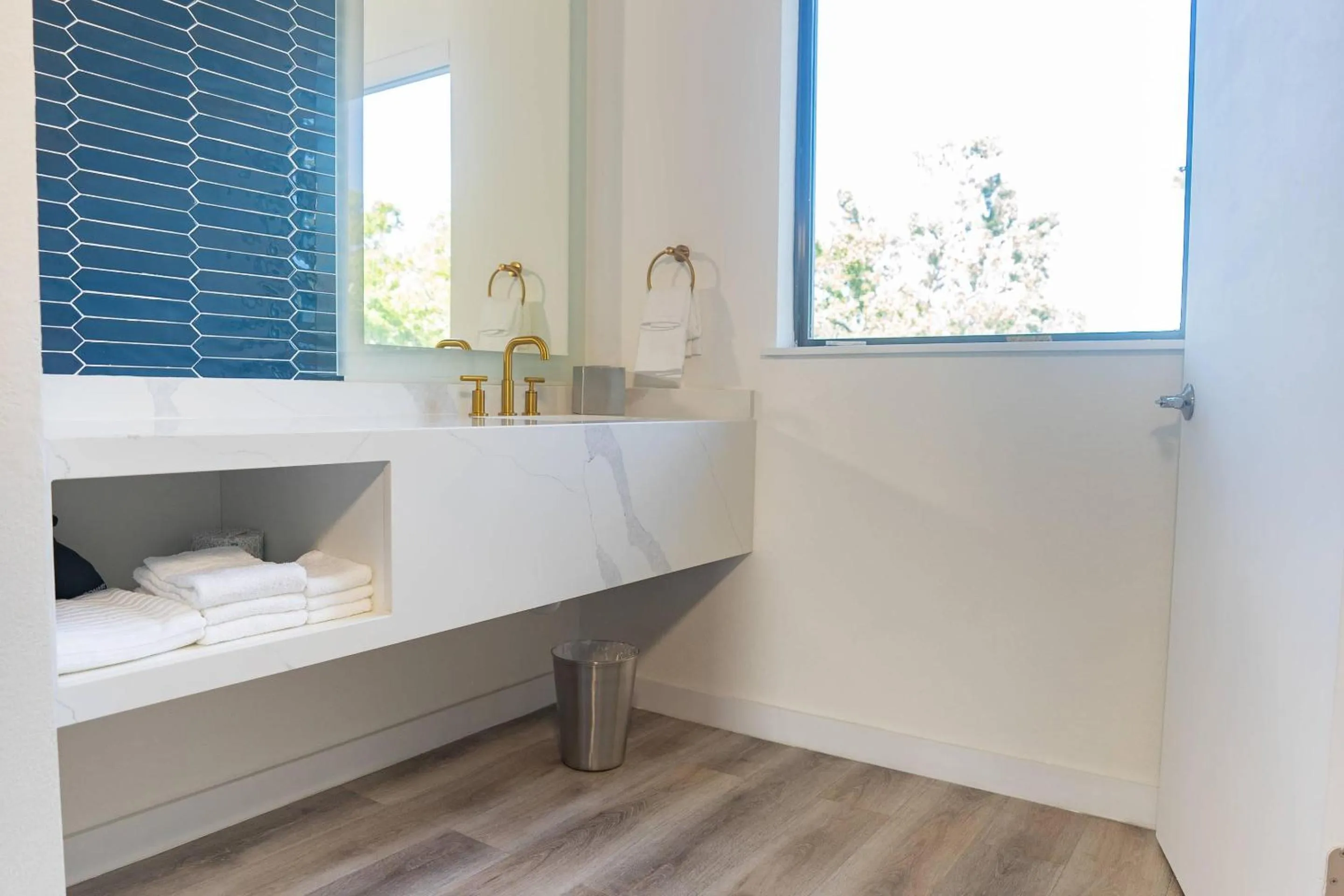 Bathroom, Bed in DASKK Orlando Hotel near Universal Blvd, an Ascend Collection Hotel