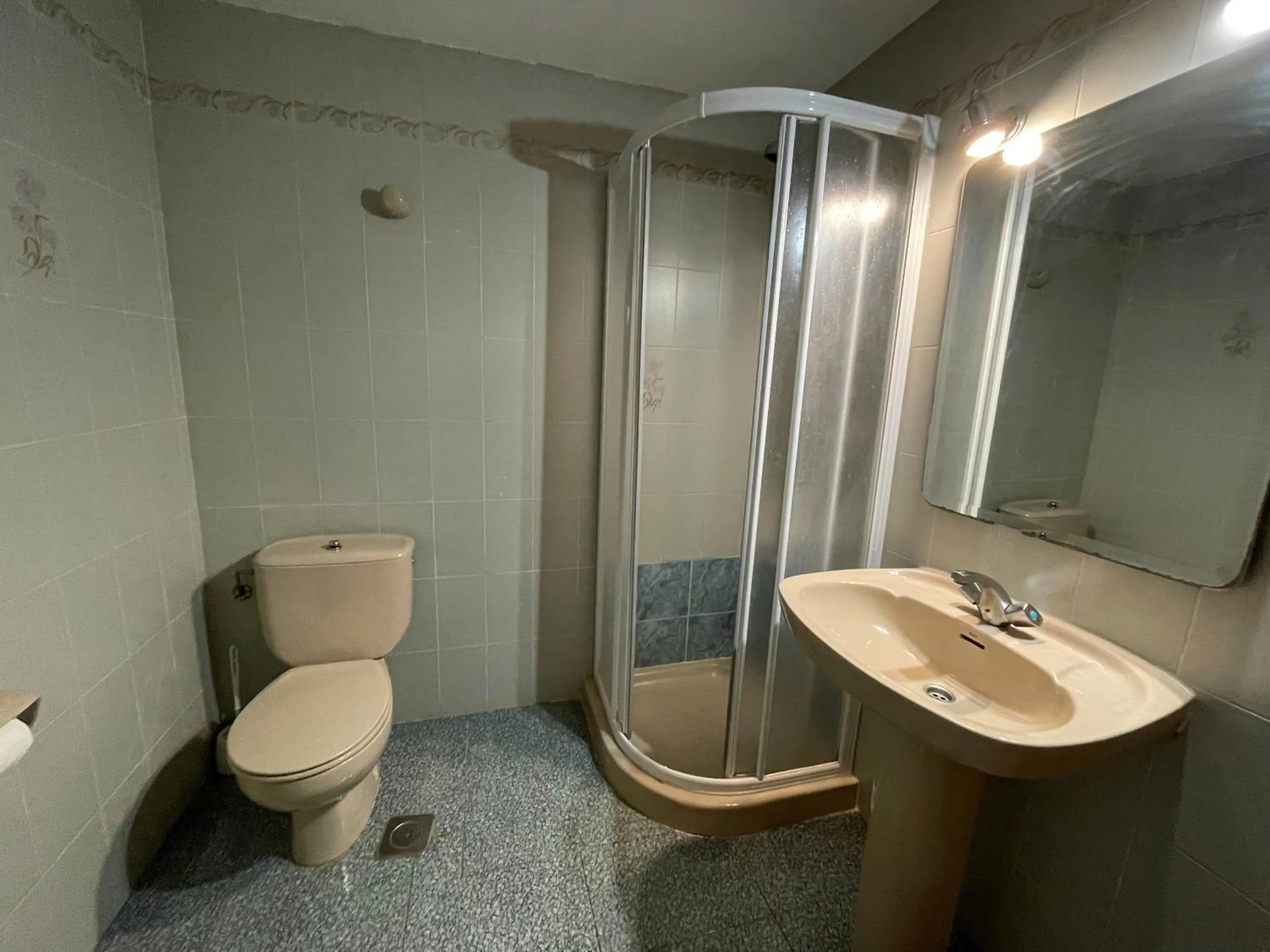 Shower in Apartamentos Neptuno Oropesa 3000