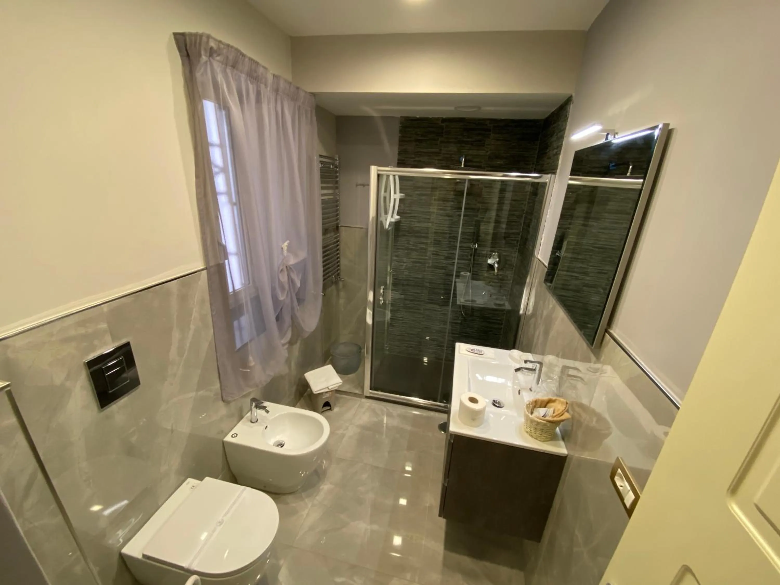 Shower in Porto Rooms & Suite