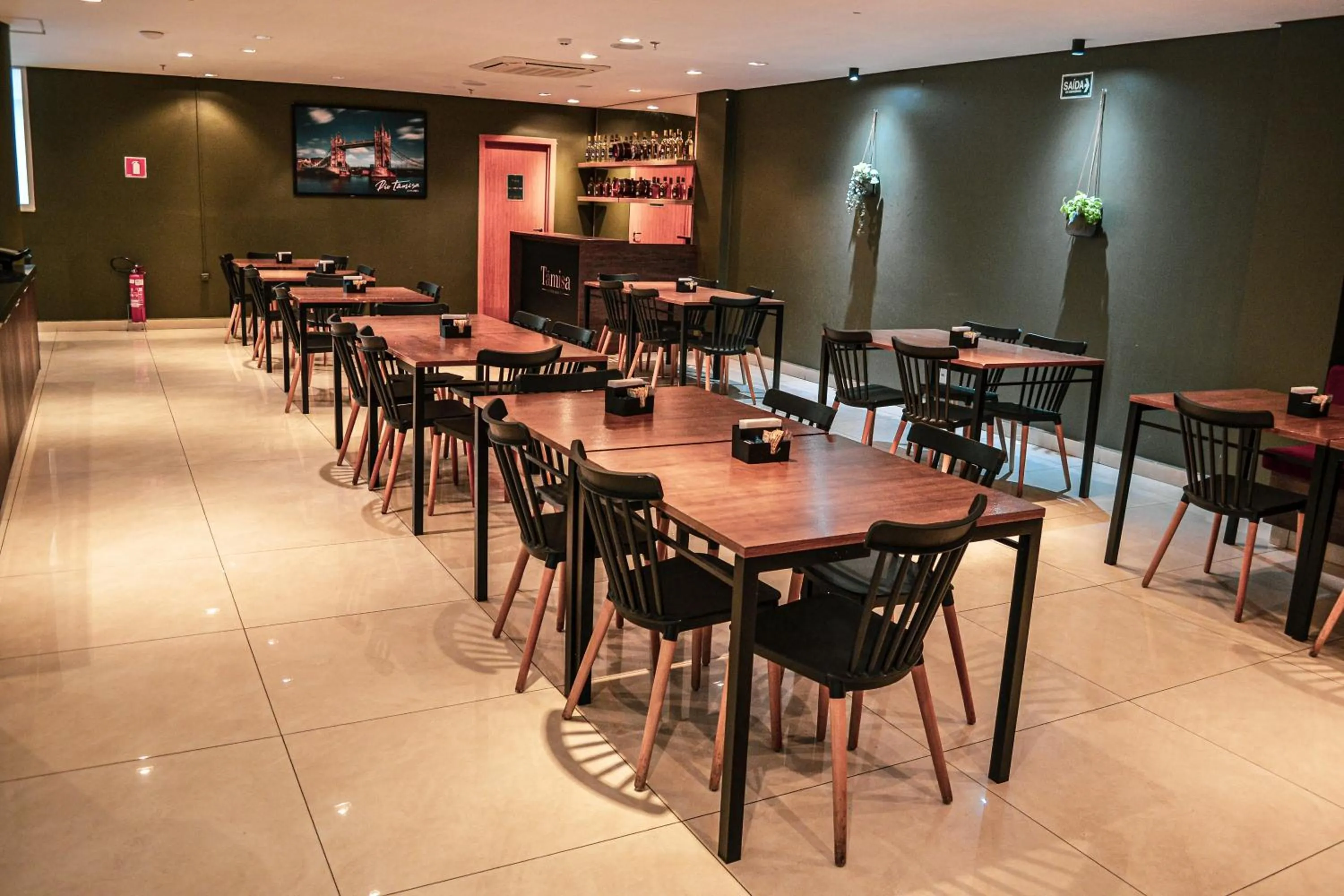 Restaurant/places to eat in Nobile Inn London Anápolis