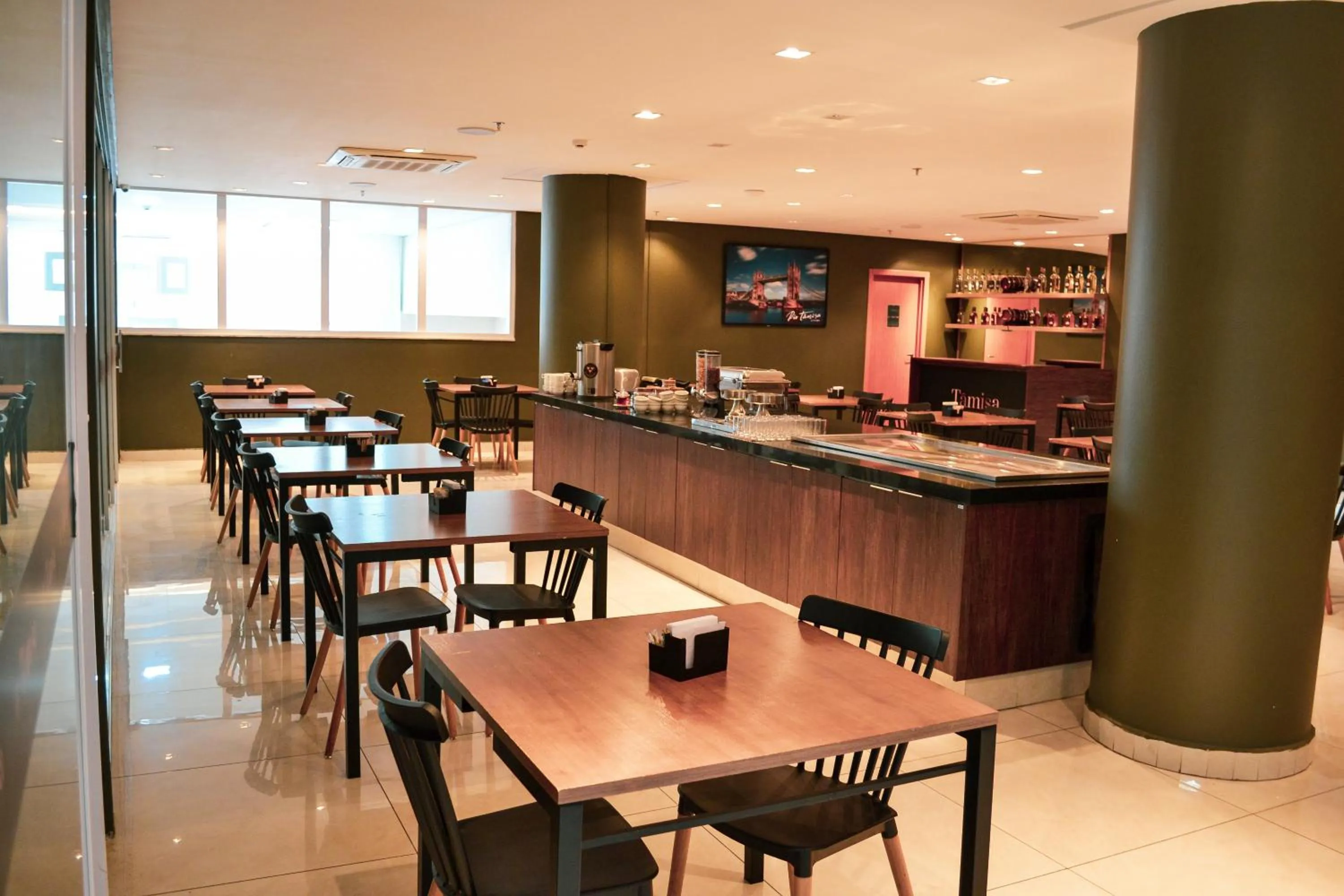 Restaurant/places to eat in Nobile Inn London Anápolis