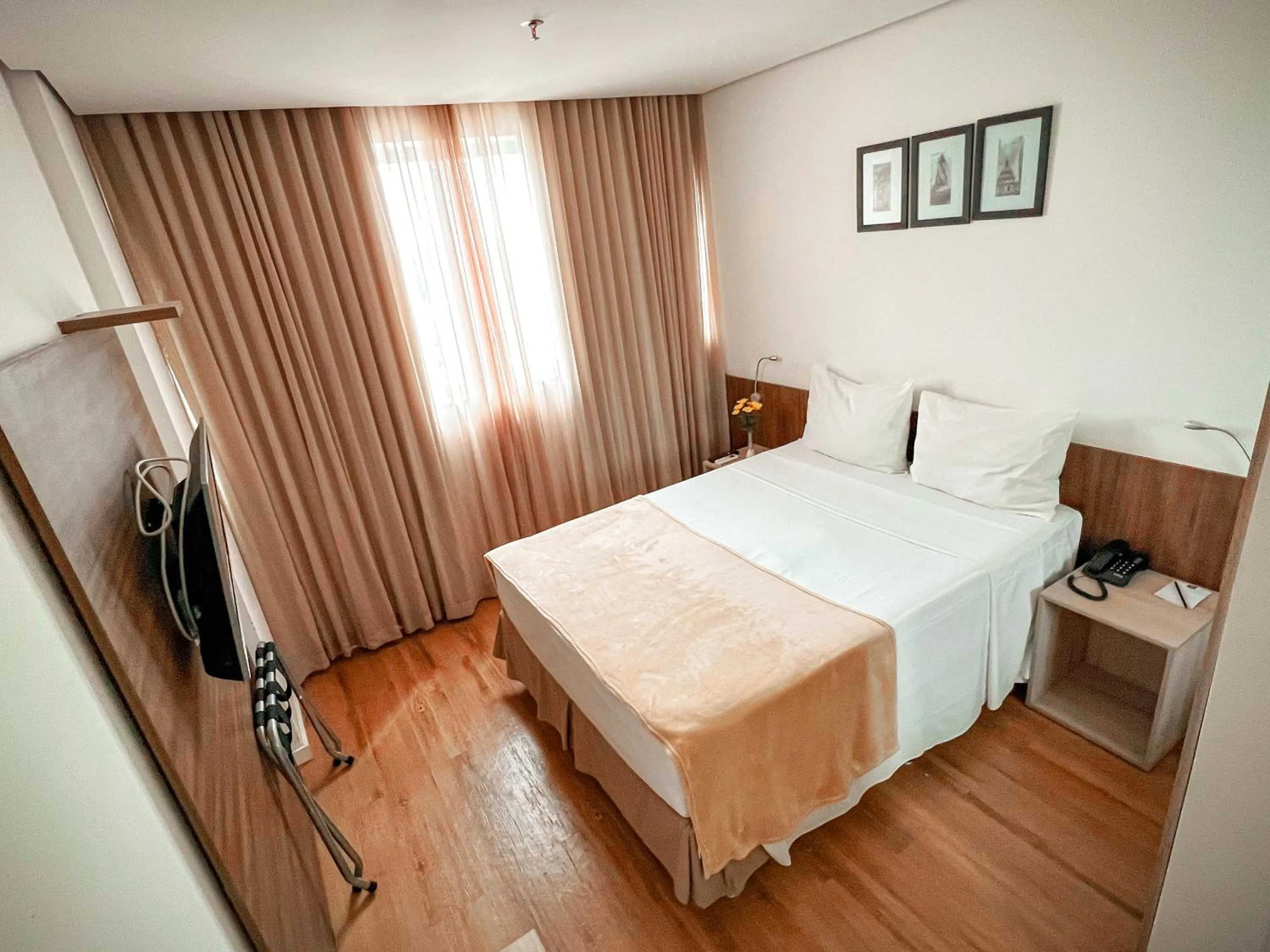 Shower, Bed in Nobile Inn London Anápolis