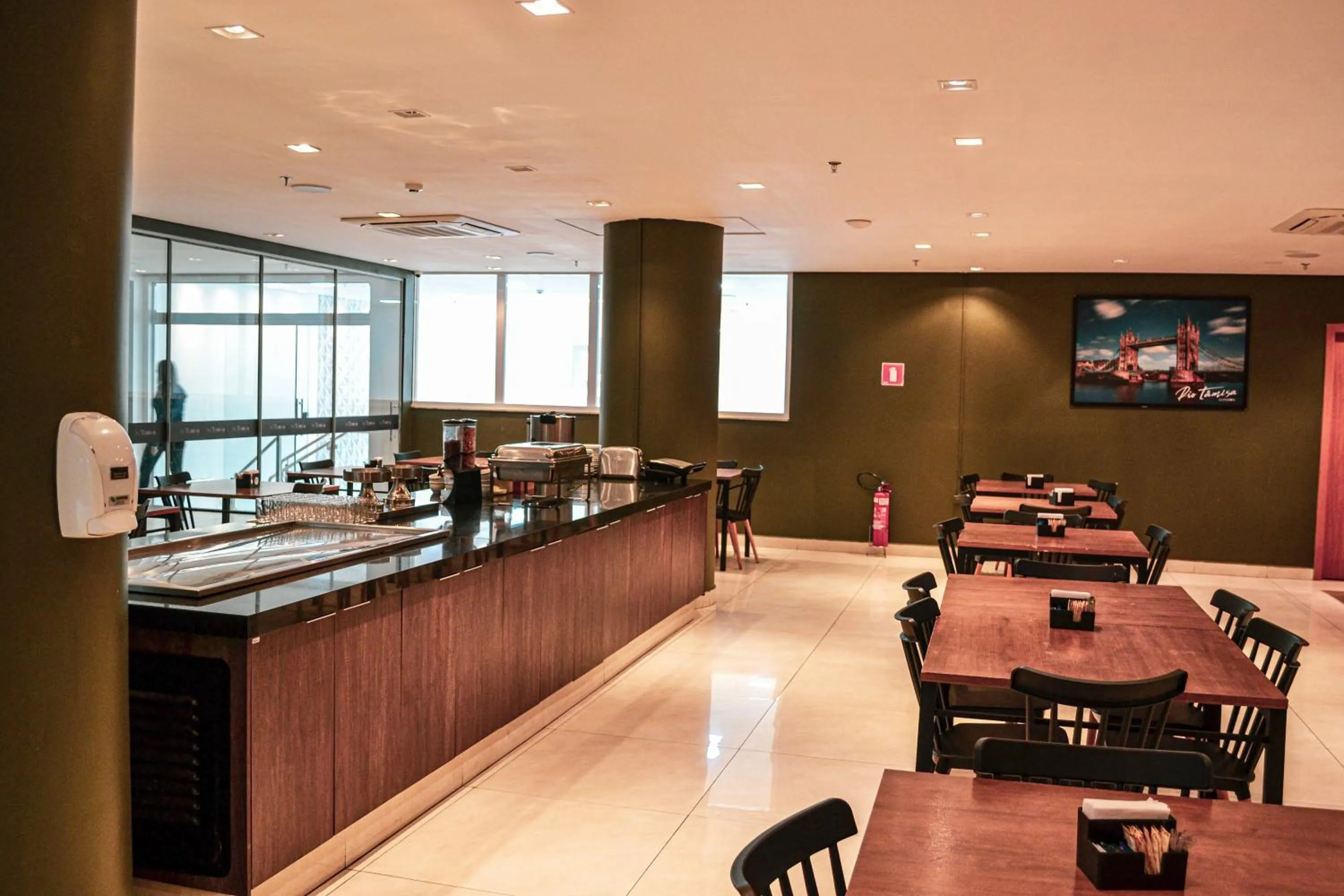 Restaurant/places to eat in Nobile Inn London Anápolis