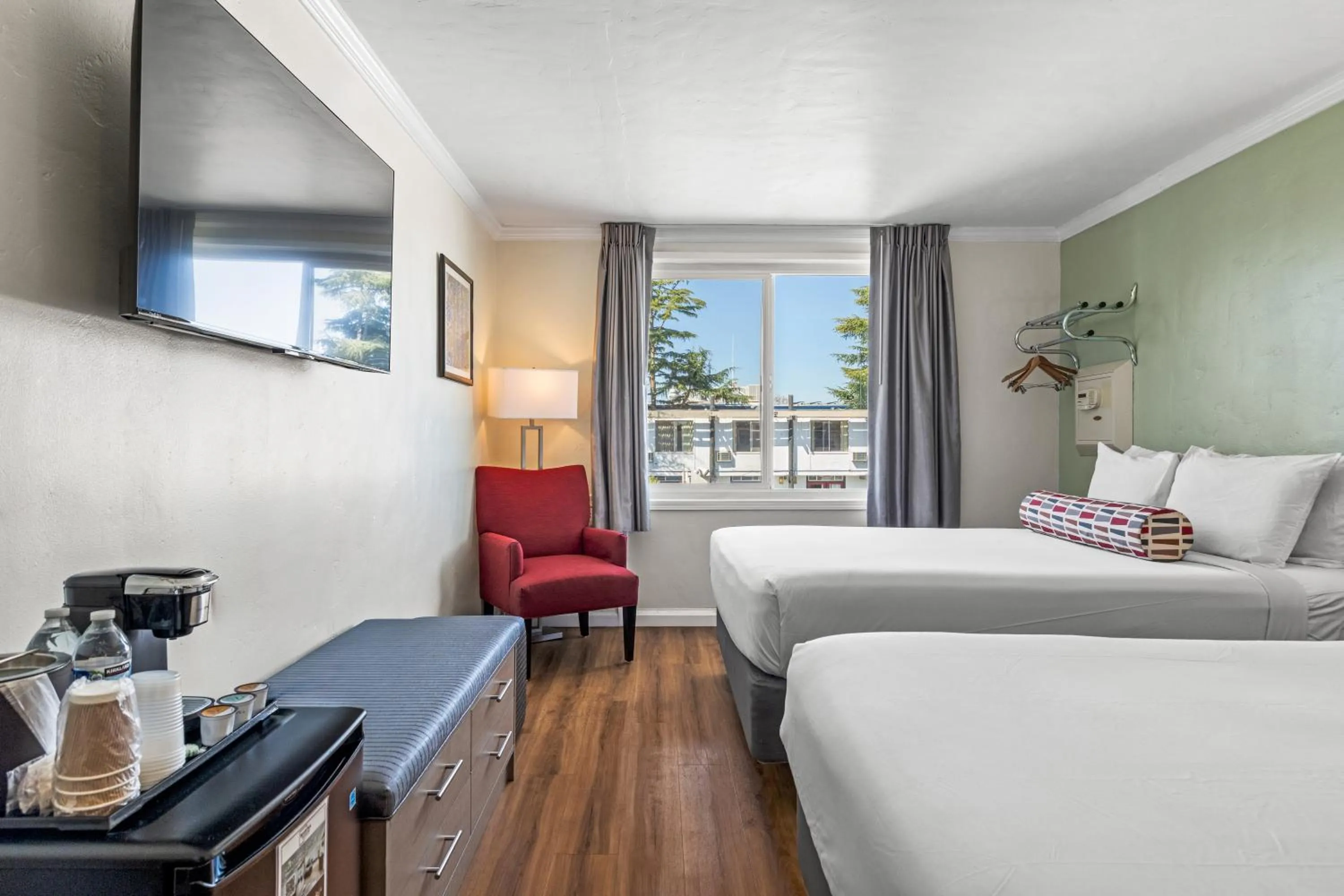 TV and multimedia, Bed in Marina Village Inn