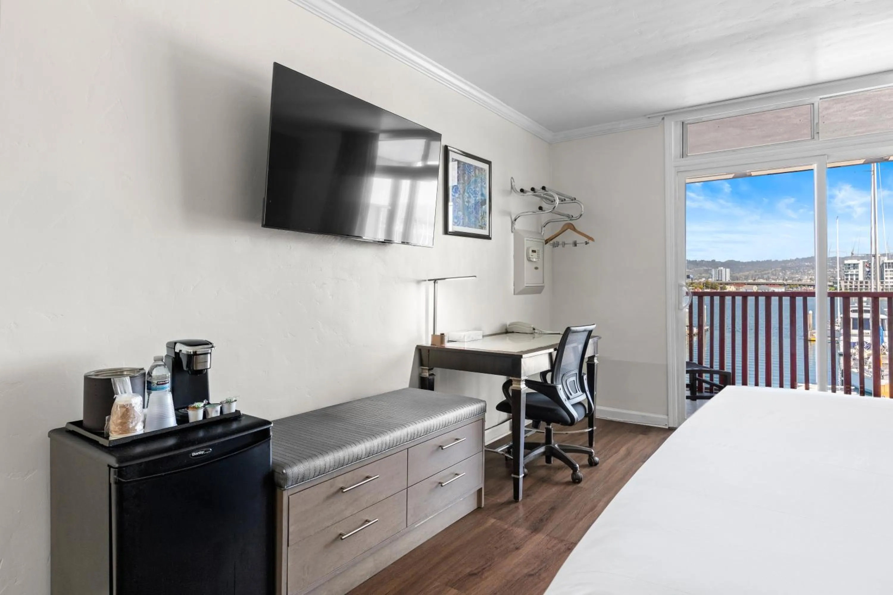 TV and multimedia, Bed in Marina Village Inn