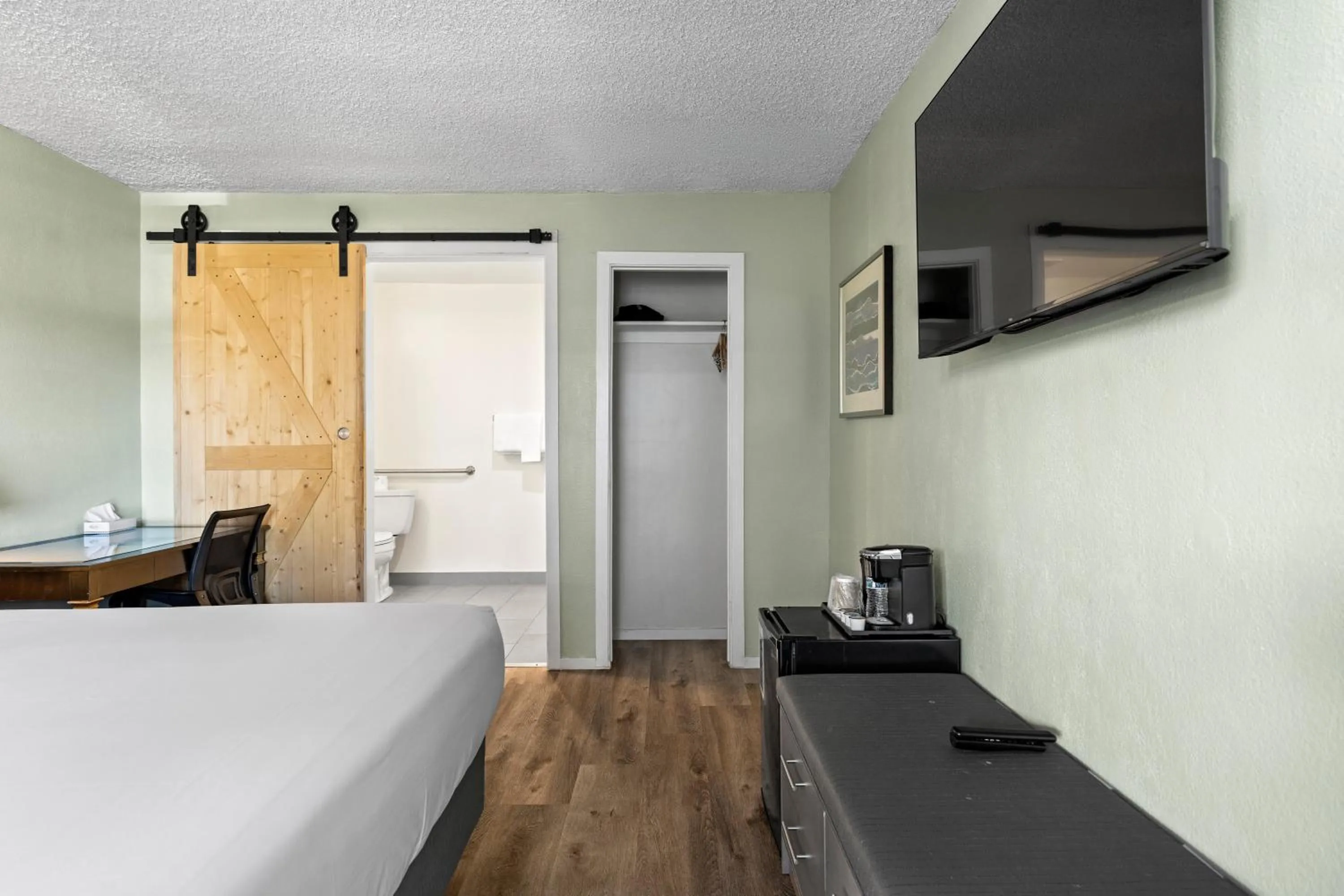 Photo of the whole room, Bed in Marina Village Inn