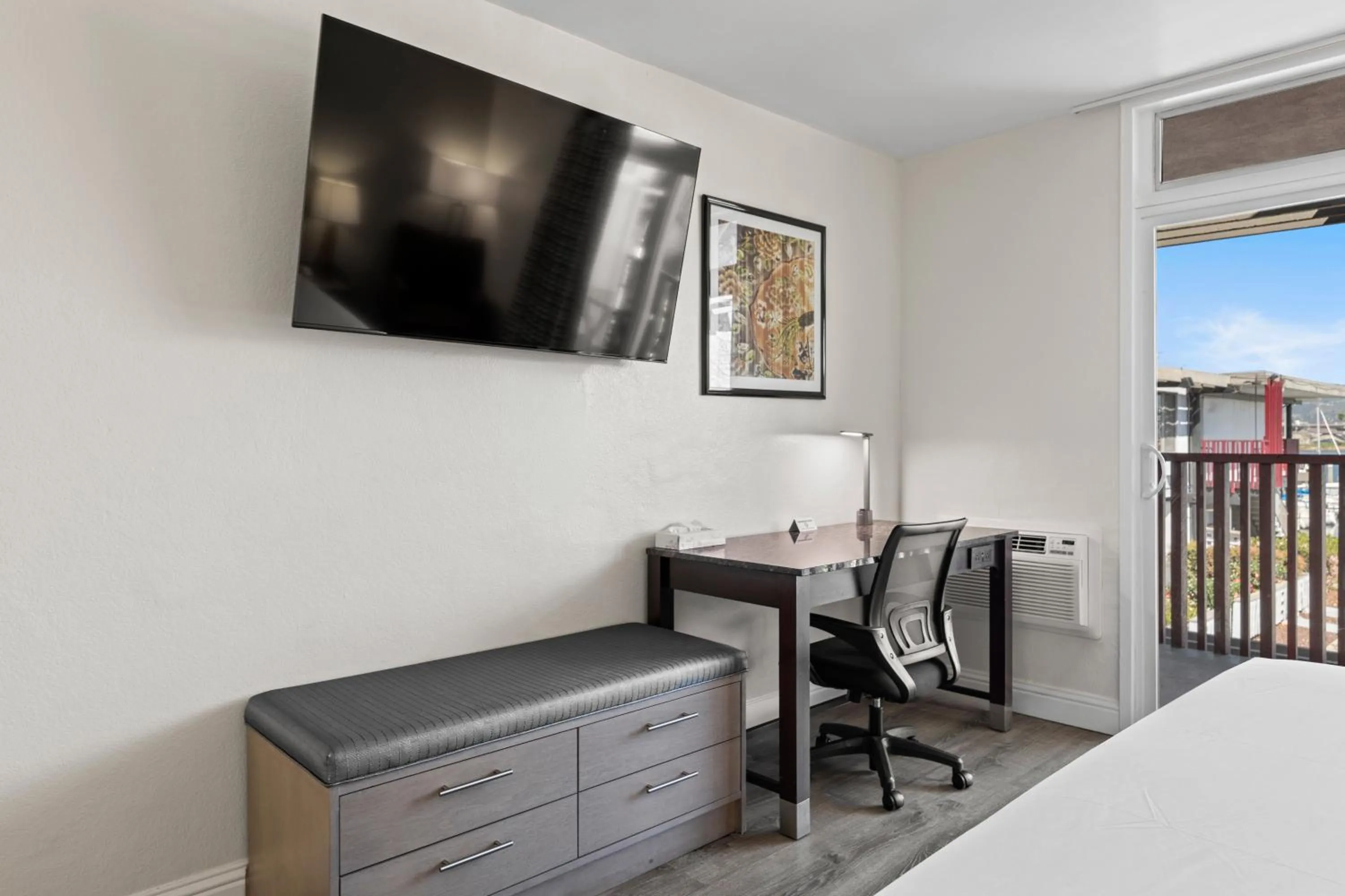 Communal lounge/ TV room, Bed in Marina Village Inn