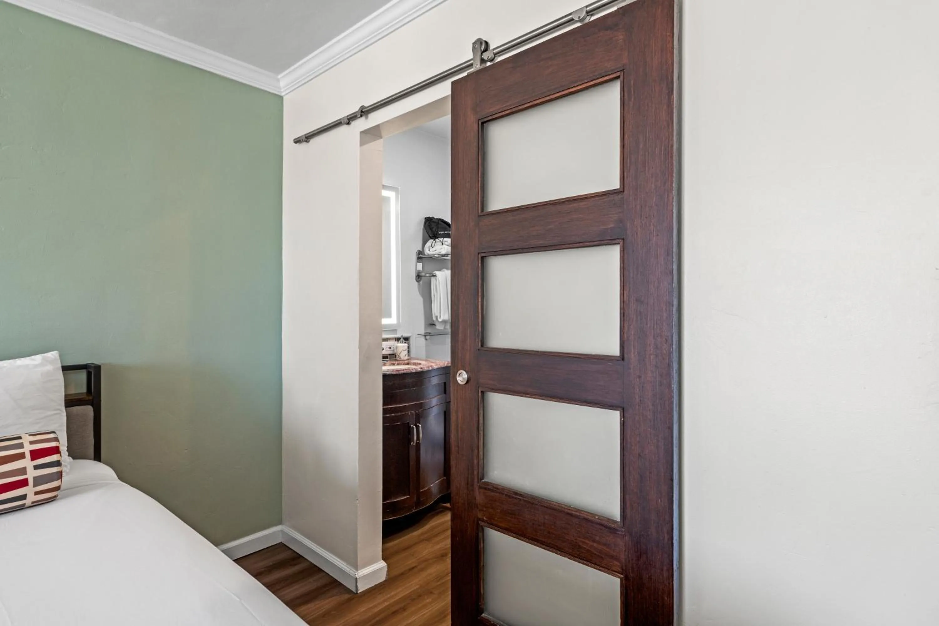 Bedroom, Bed in Marina Village Inn