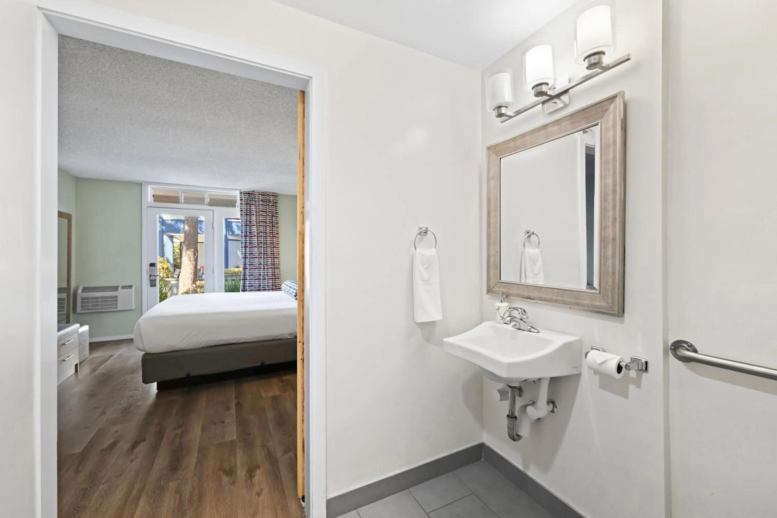 Bathroom, Bed in Marina Village Inn