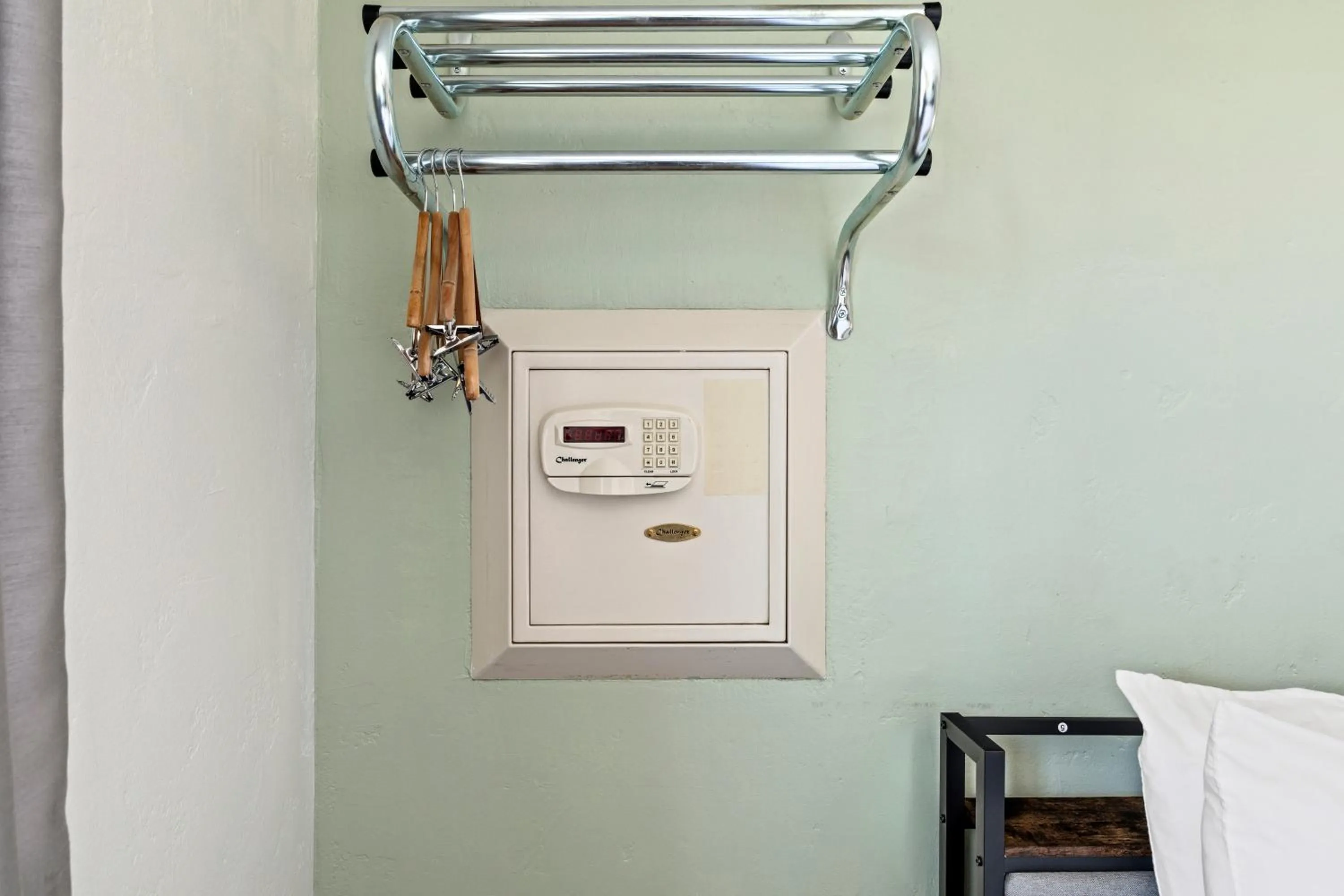 wardrobe, Bed in Marina Village Inn