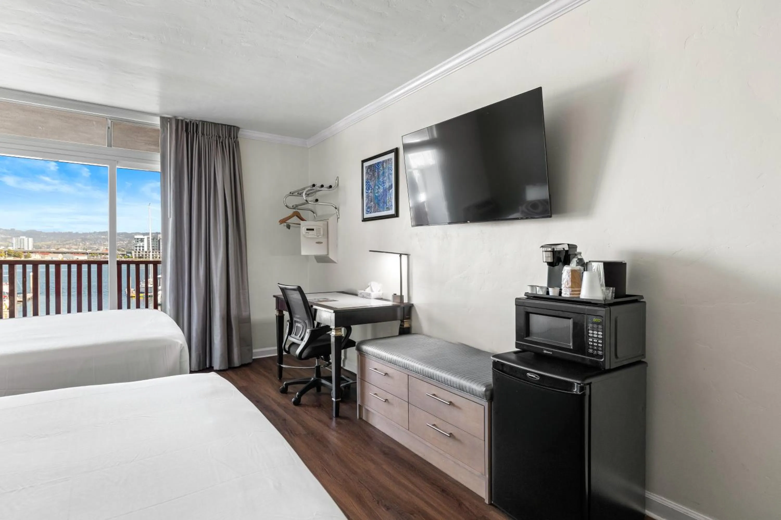 Communal lounge/ TV room, Bed in Marina Village Inn