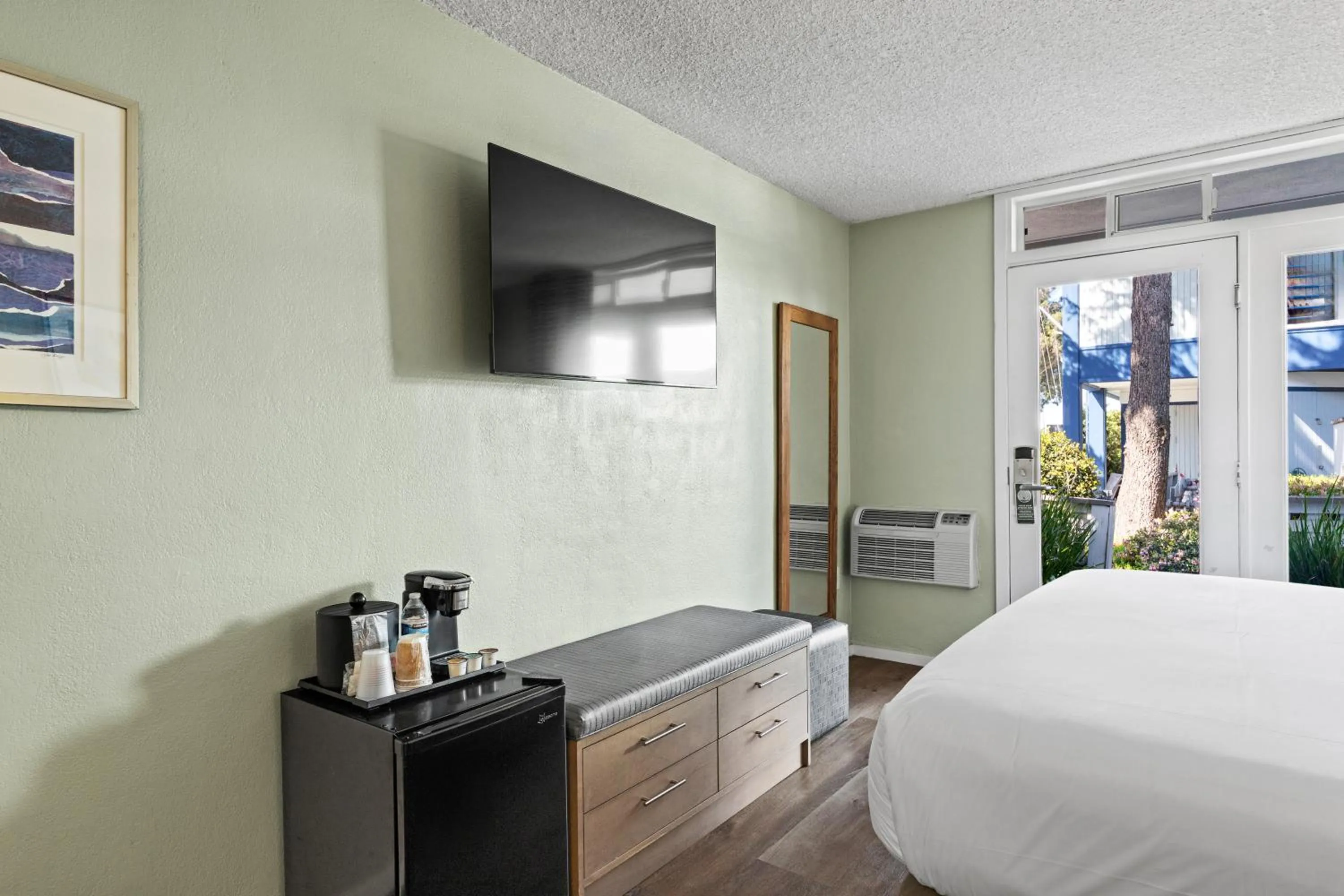 TV and multimedia, Bed in Marina Village Inn