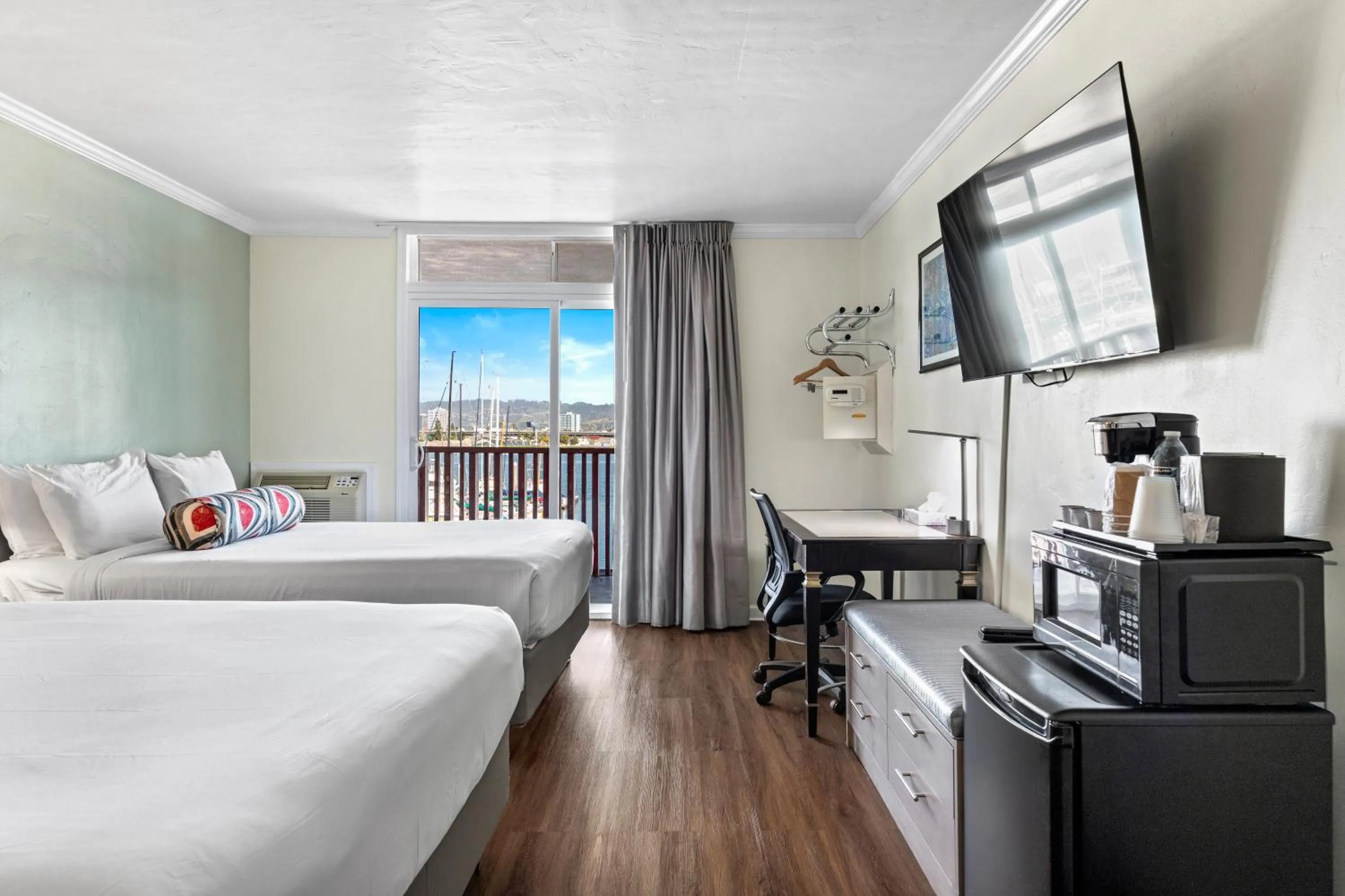 Photo of the whole room, Bed in Marina Village Inn