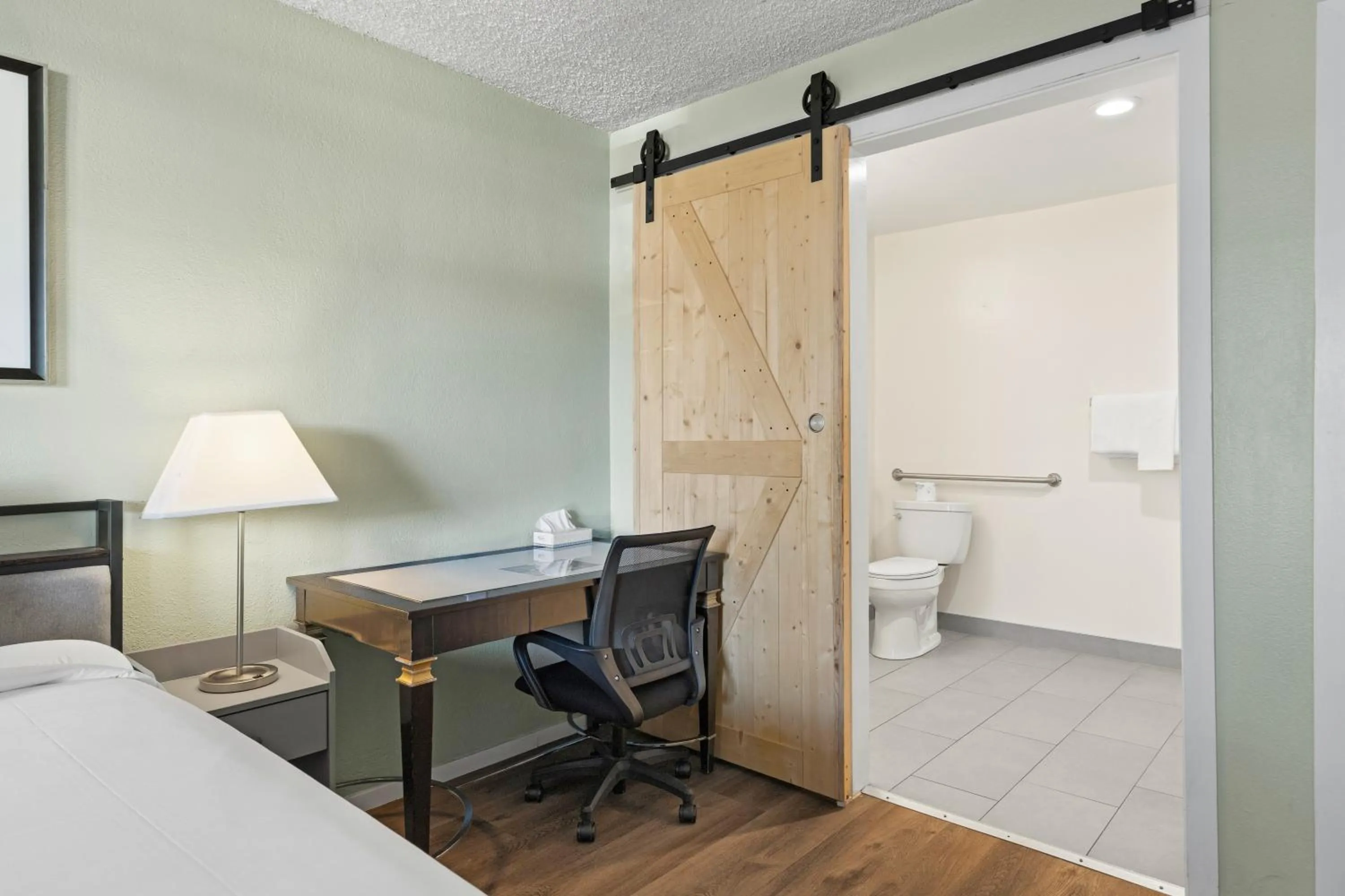 Communal lounge/ TV room, Bed in Marina Village Inn