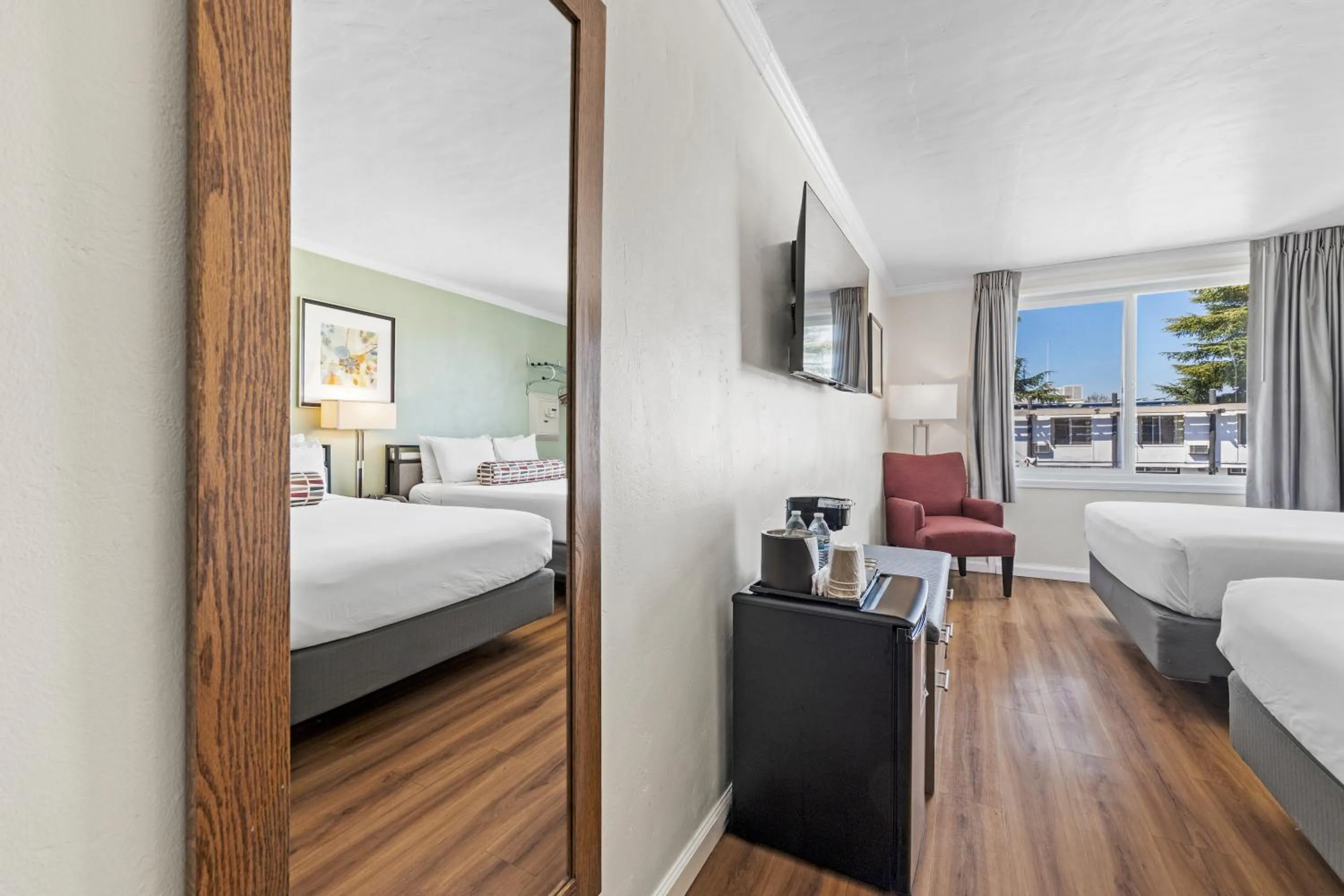 TV and multimedia, Bed in Marina Village Inn