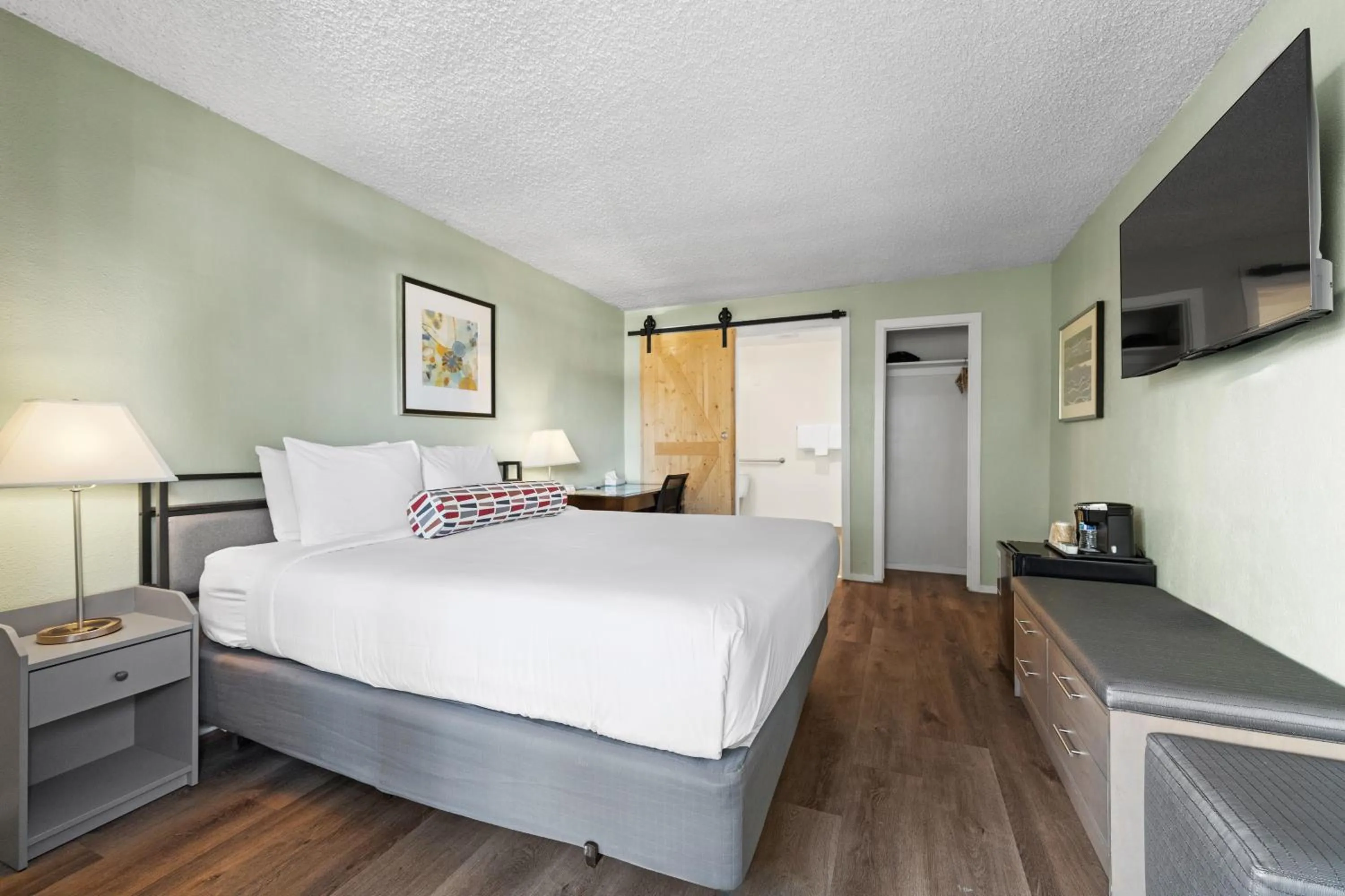 Photo of the whole room, Bed in Marina Village Inn