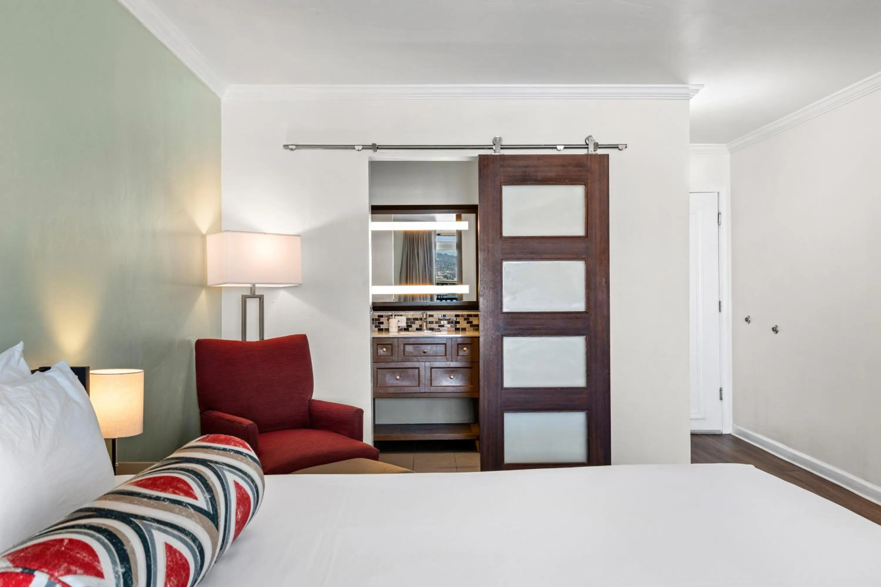 Bedroom, Bed in Marina Village Inn