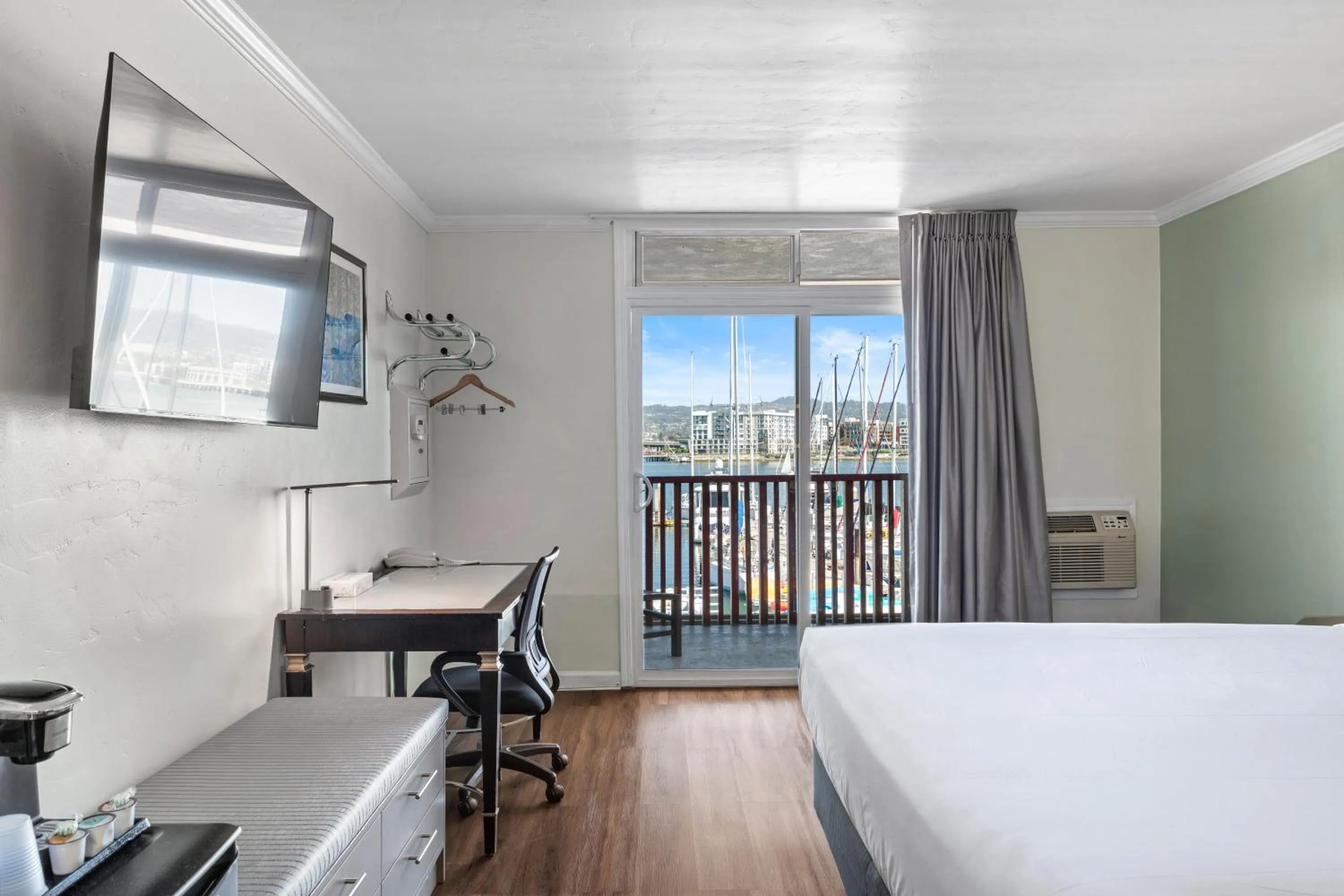 Balcony/Terrace, Bed in Marina Village Inn