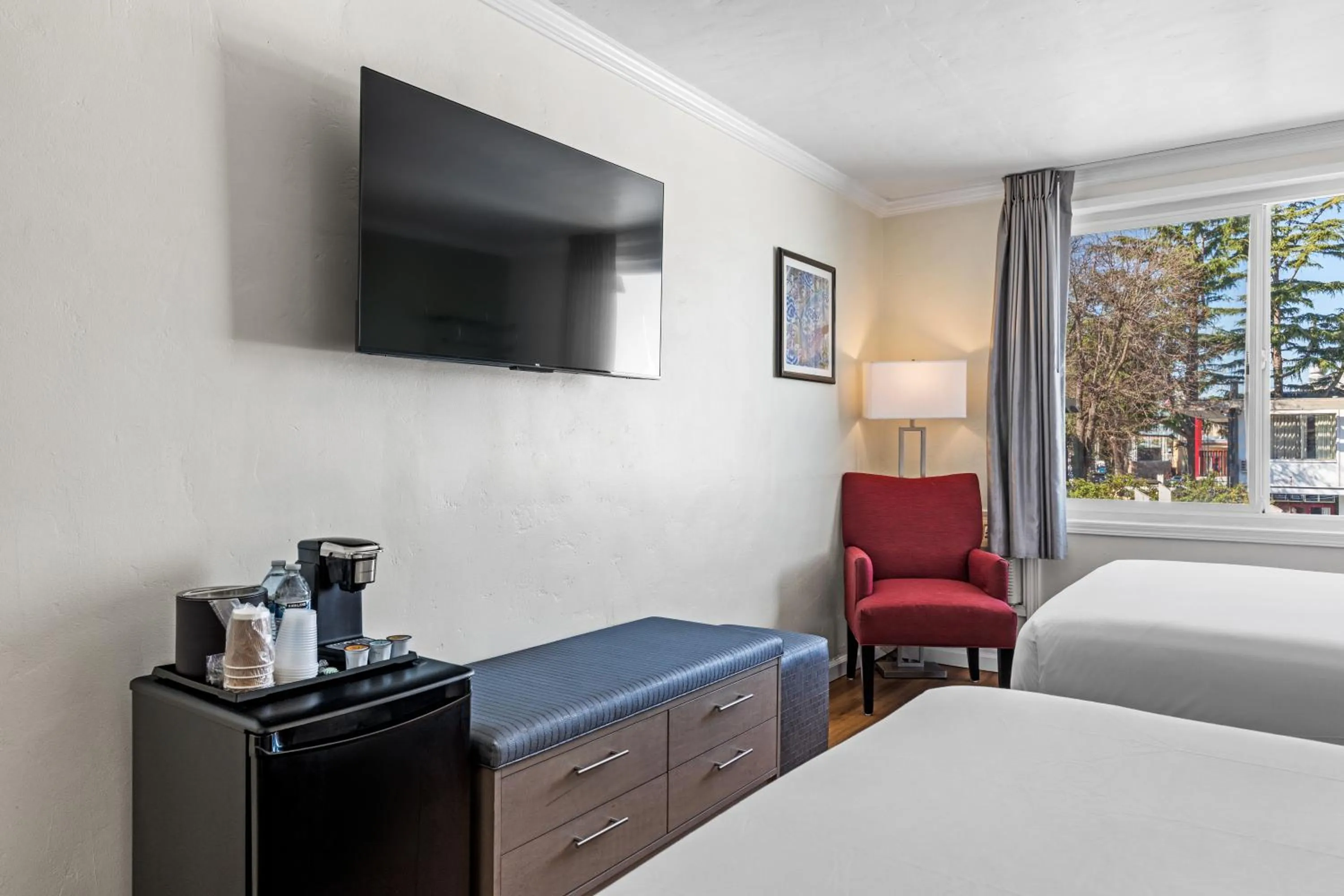 TV and multimedia, Bed in Marina Village Inn