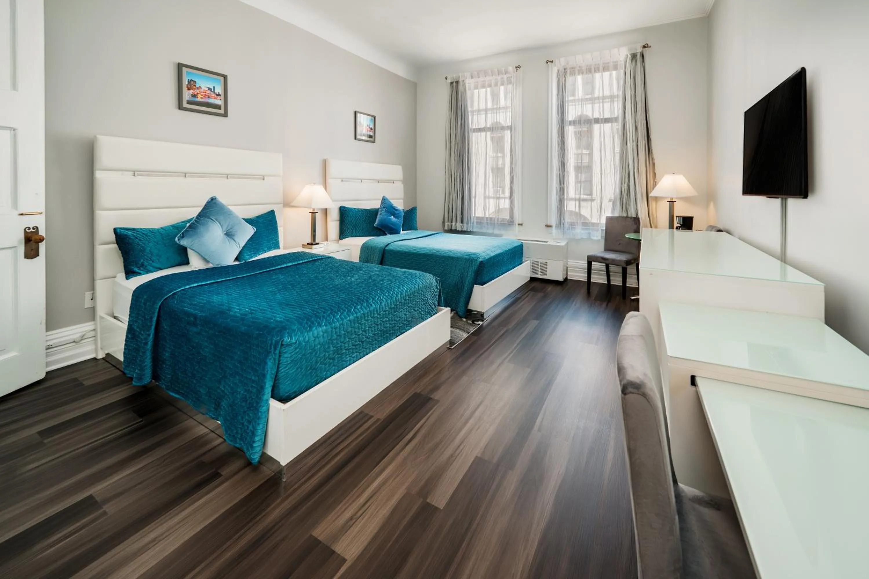 Photo of the whole room, Bed in Congress Plaza Hotel Chicago