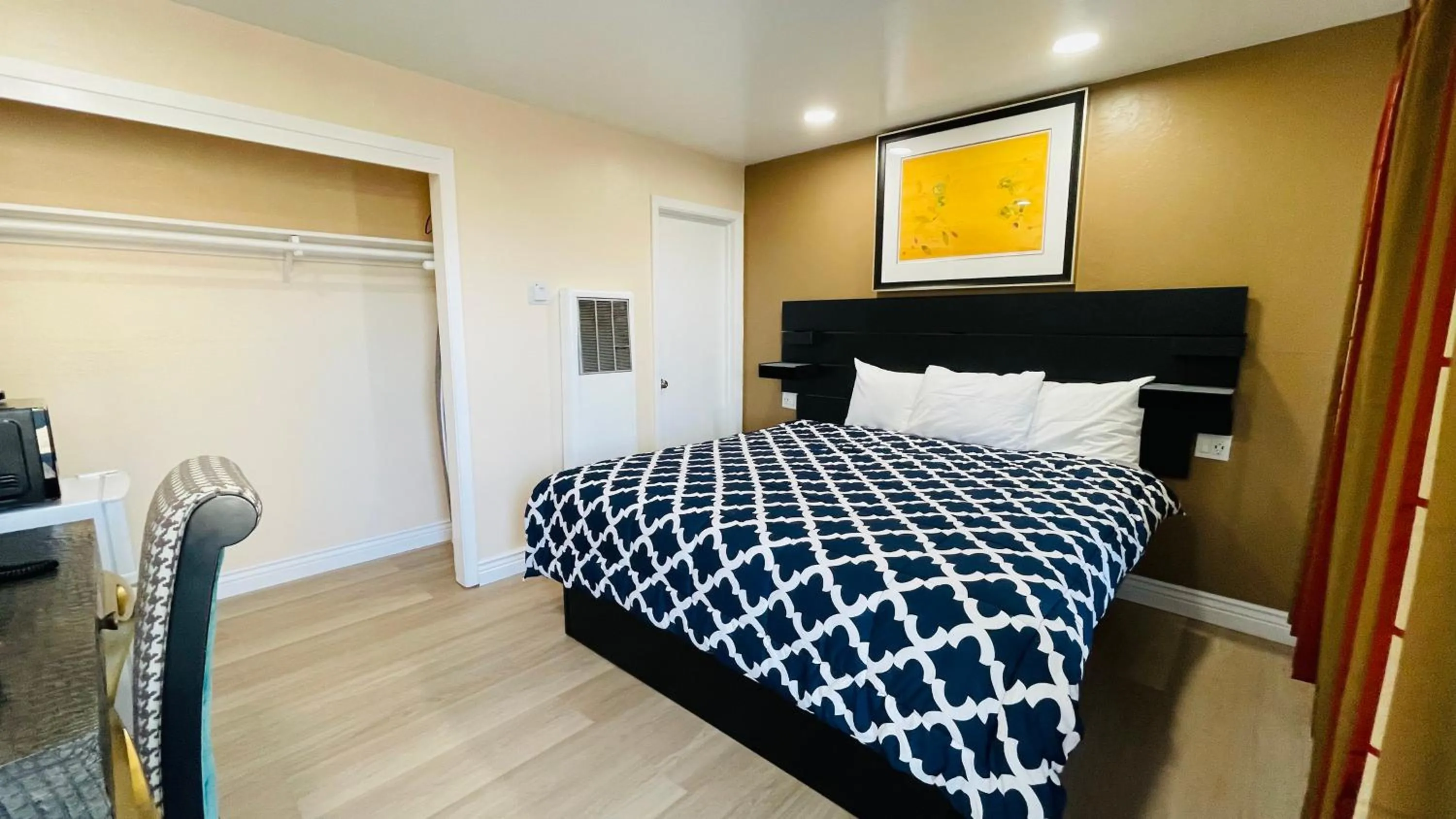 Bedroom, Bed in Beach Motel