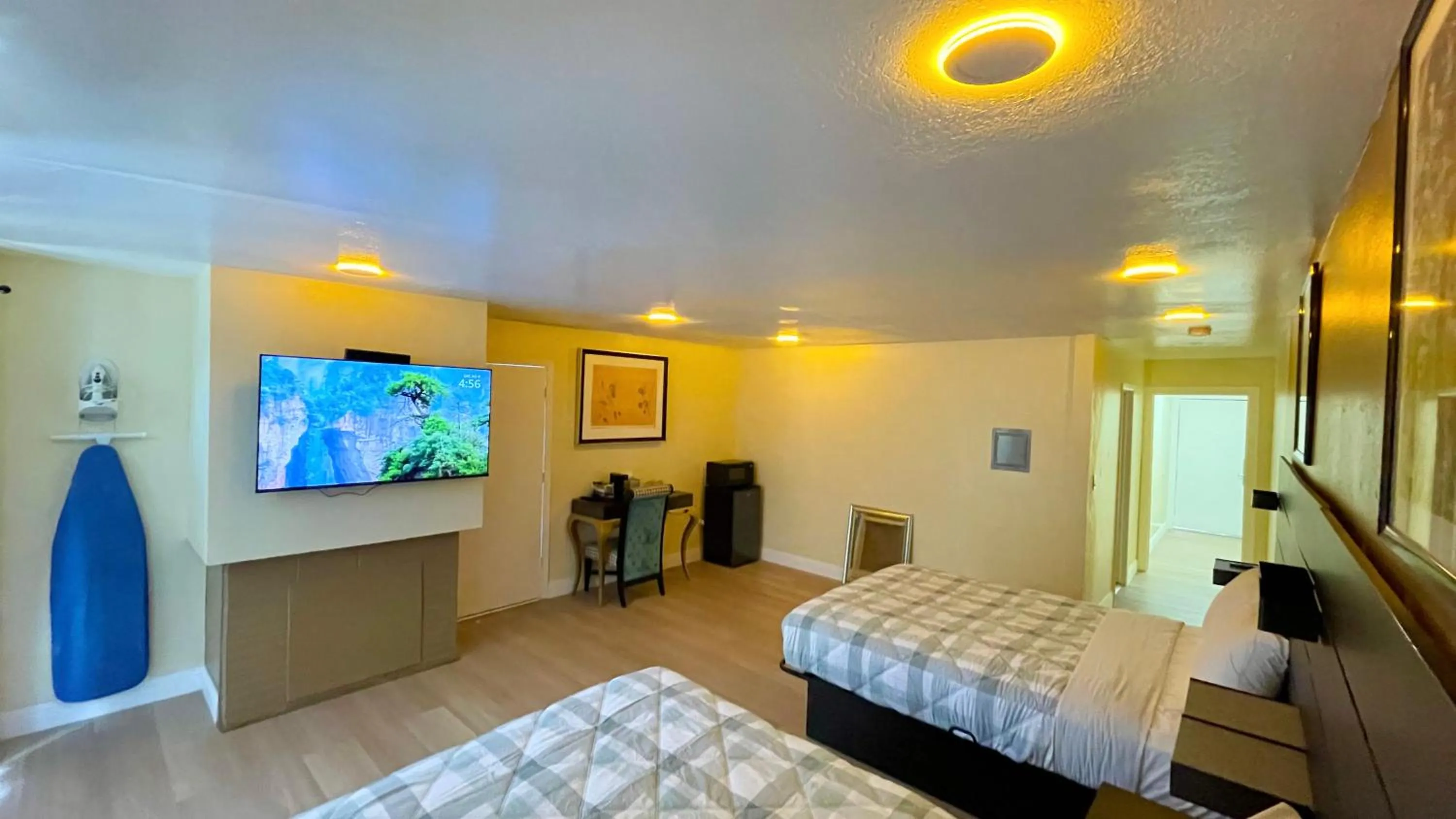 Communal lounge/ TV room, Bed in Beach Motel