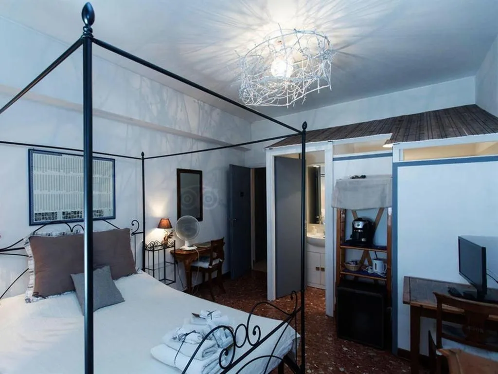 Bedroom, Bed in Le Fate Apartments