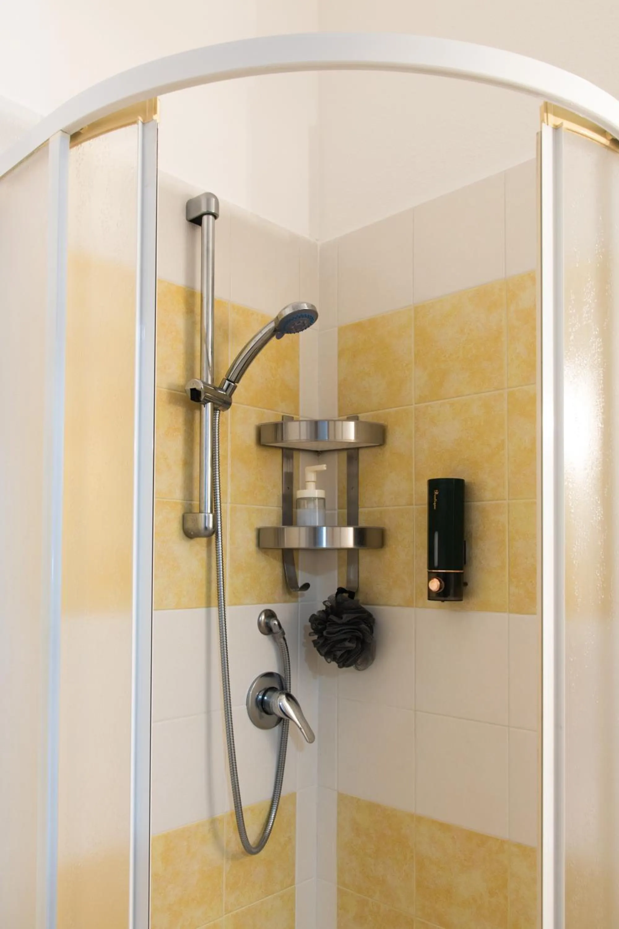 Shower in affittacamere S'Ortensia