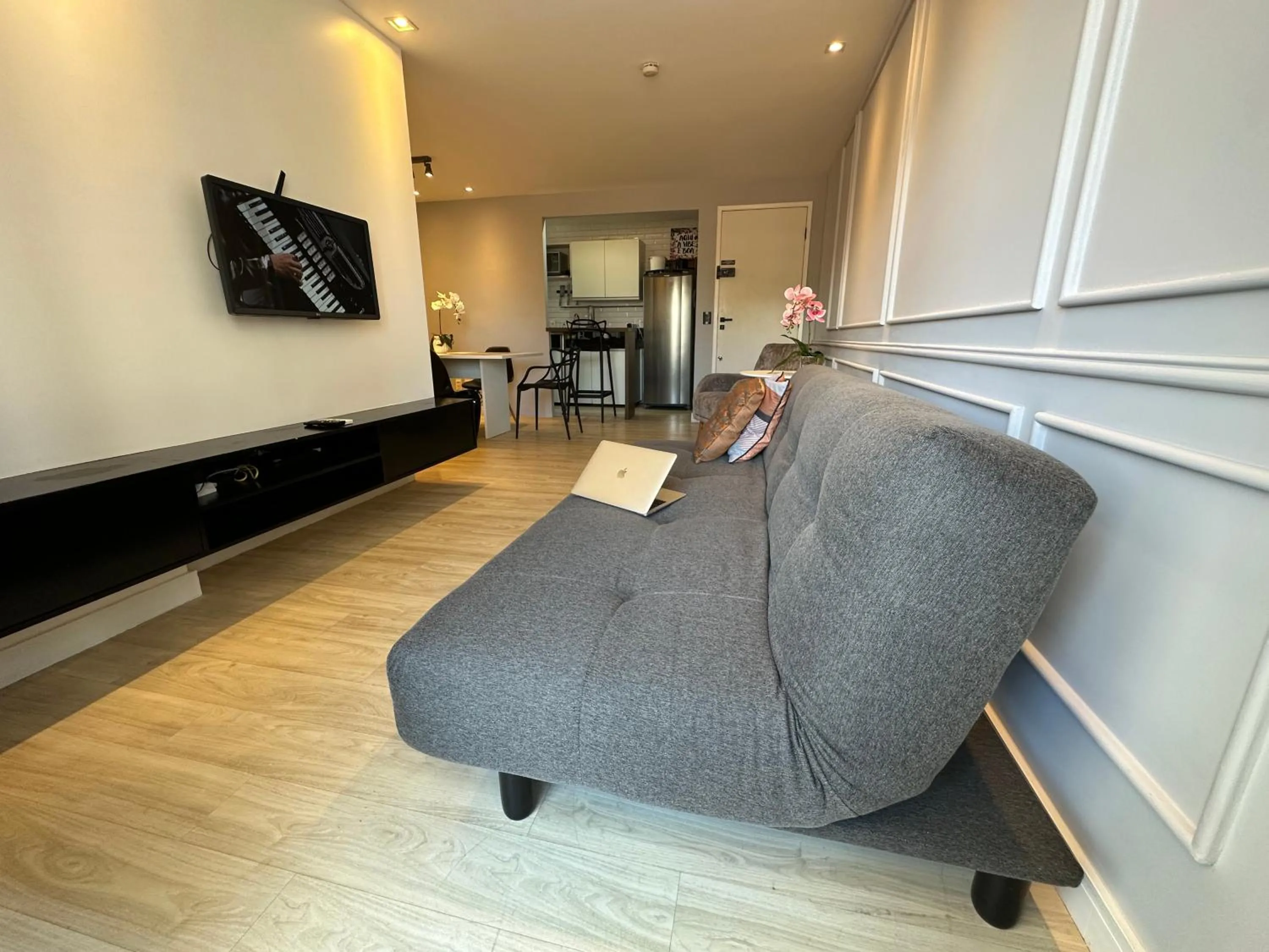 Communal lounge/ TV room in Chartres Charming Residence