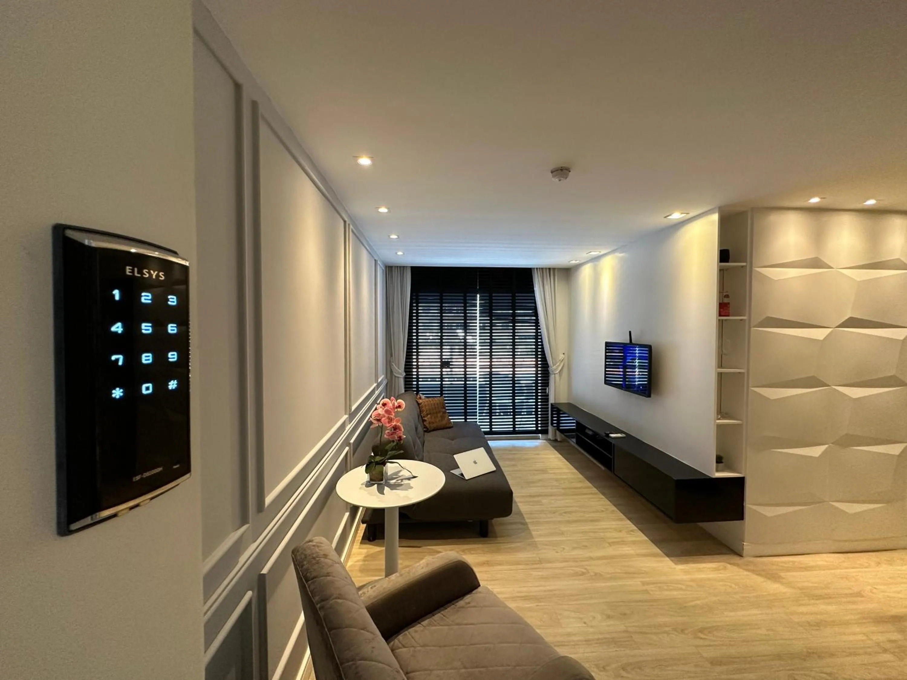 Communal lounge/ TV room in Chartres Charming Residence