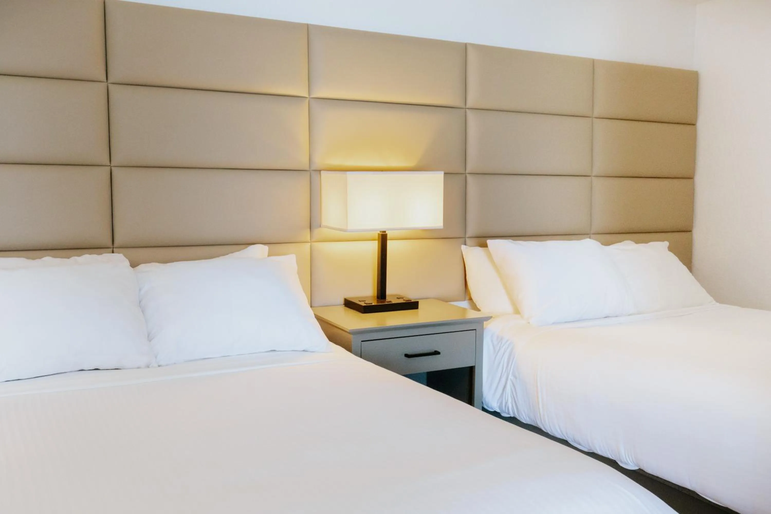 Bedroom, Bed in Surfer Beach Hotel