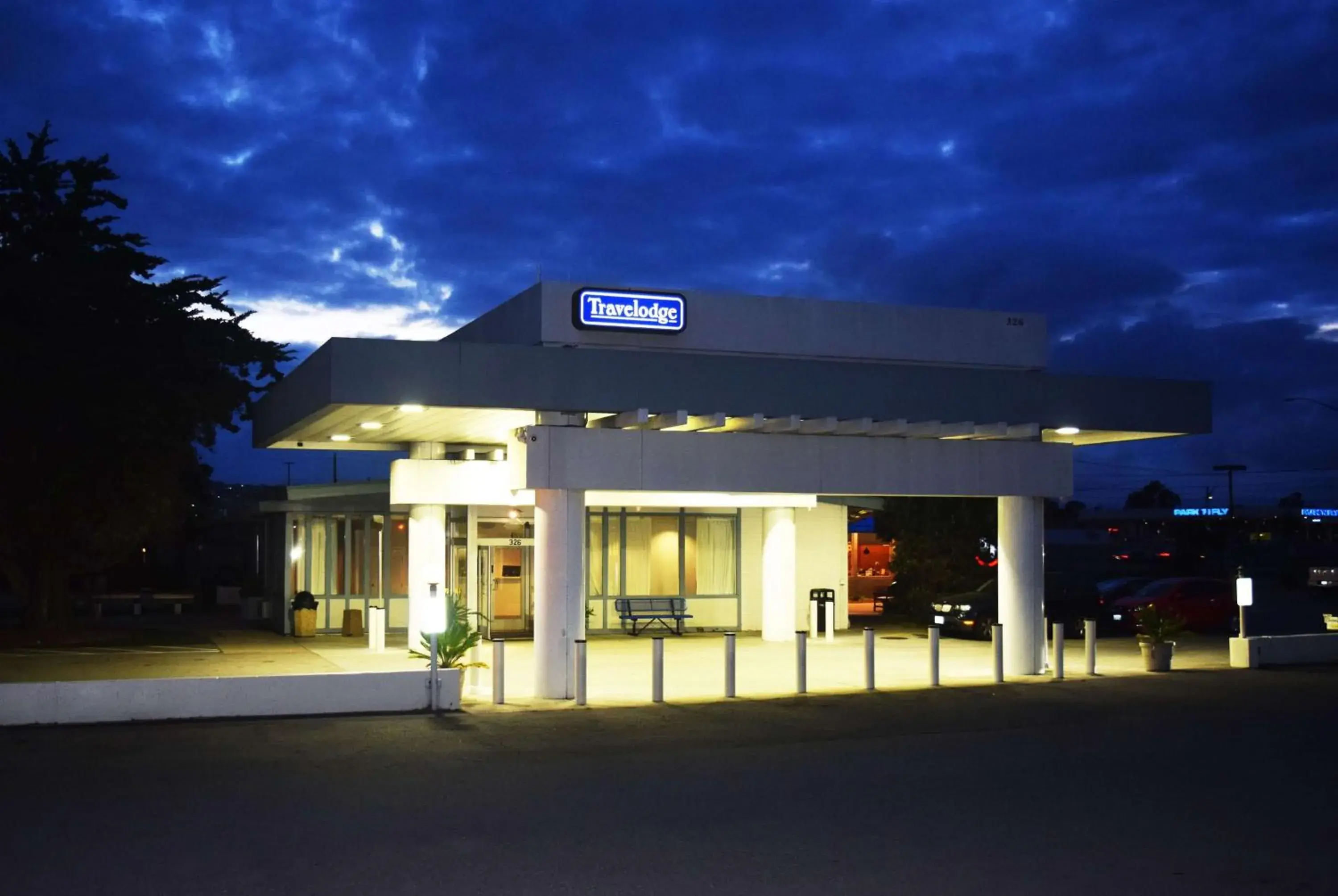 Property building in Travelodge by Wyndham San Francisco Airport North Property building in Travelodge by Wyndham San Francisco Airport North