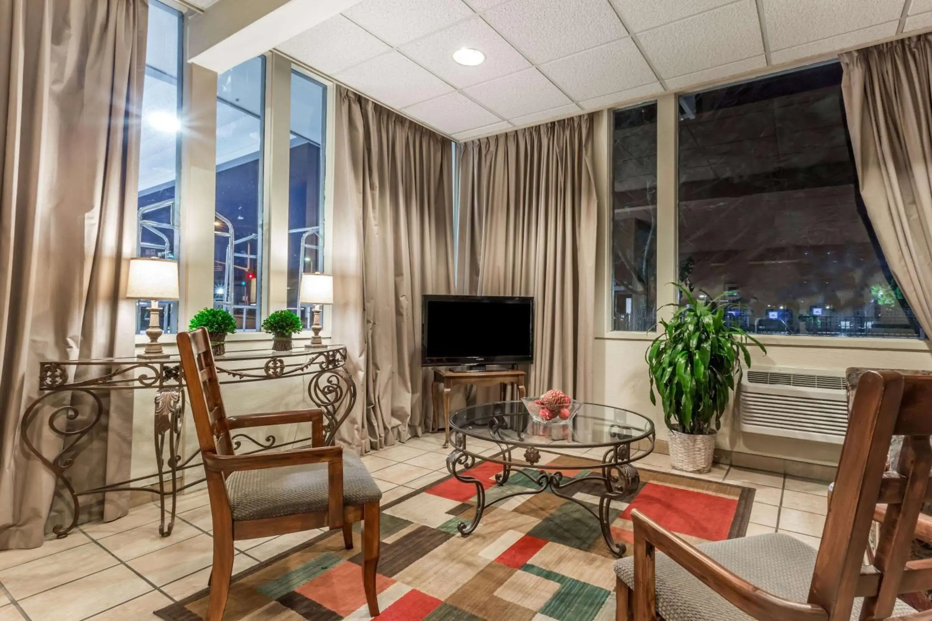 Lobby or reception in Travelodge by Wyndham San Francisco Airport North Lobby or reception in Travelodge by Wyndham San Francisco Airport North