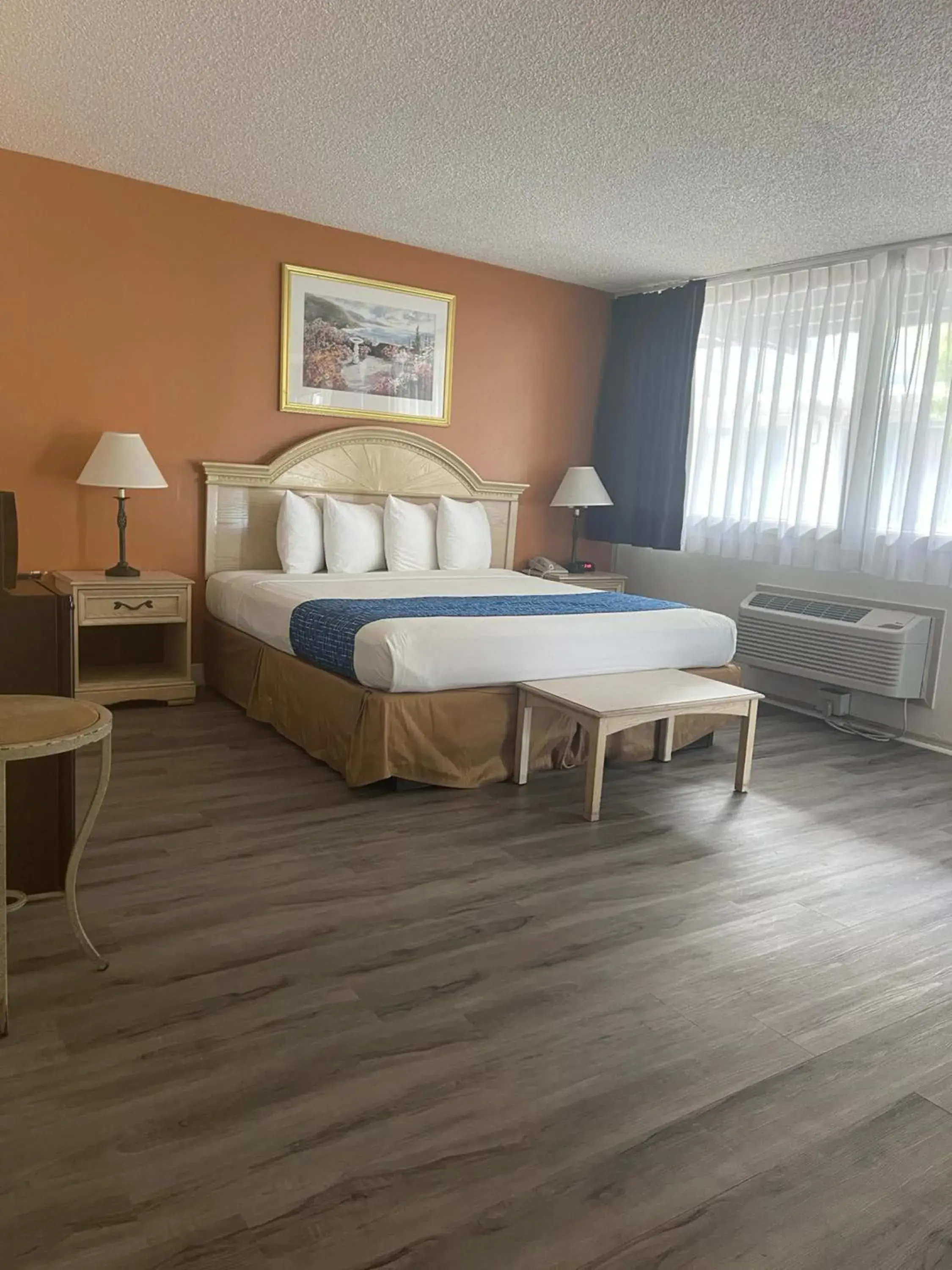 Queen Room - Disability Access/Non-Smoking in Travelodge by Wyndham San Francisco Airport North Queen Room - Disability Access/Non-Smoking in Travelodge by Wyndham San Francisco Airport North